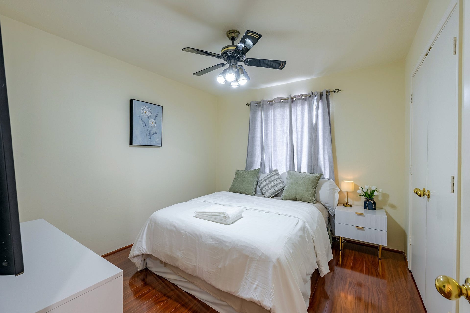 13435 Bishop Way Drive, Houston, TX 77083 Bedroom 3: Comfortable secondary bedroom with great lighting and flexible use as a guest room or home office.