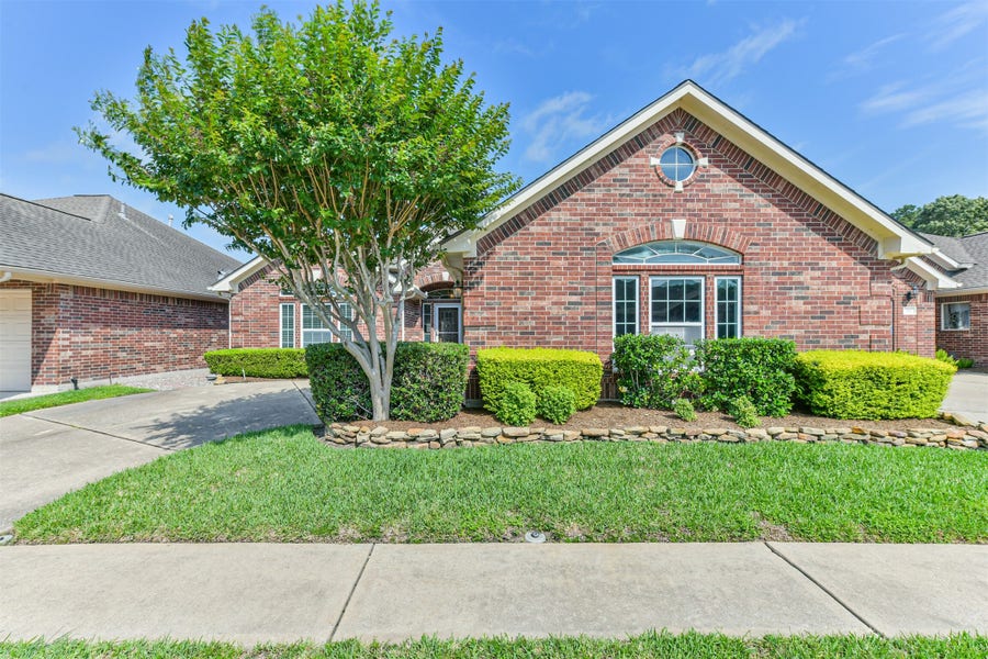 Property photo for 314 Parkwood Village Drive, Friendswood, TX