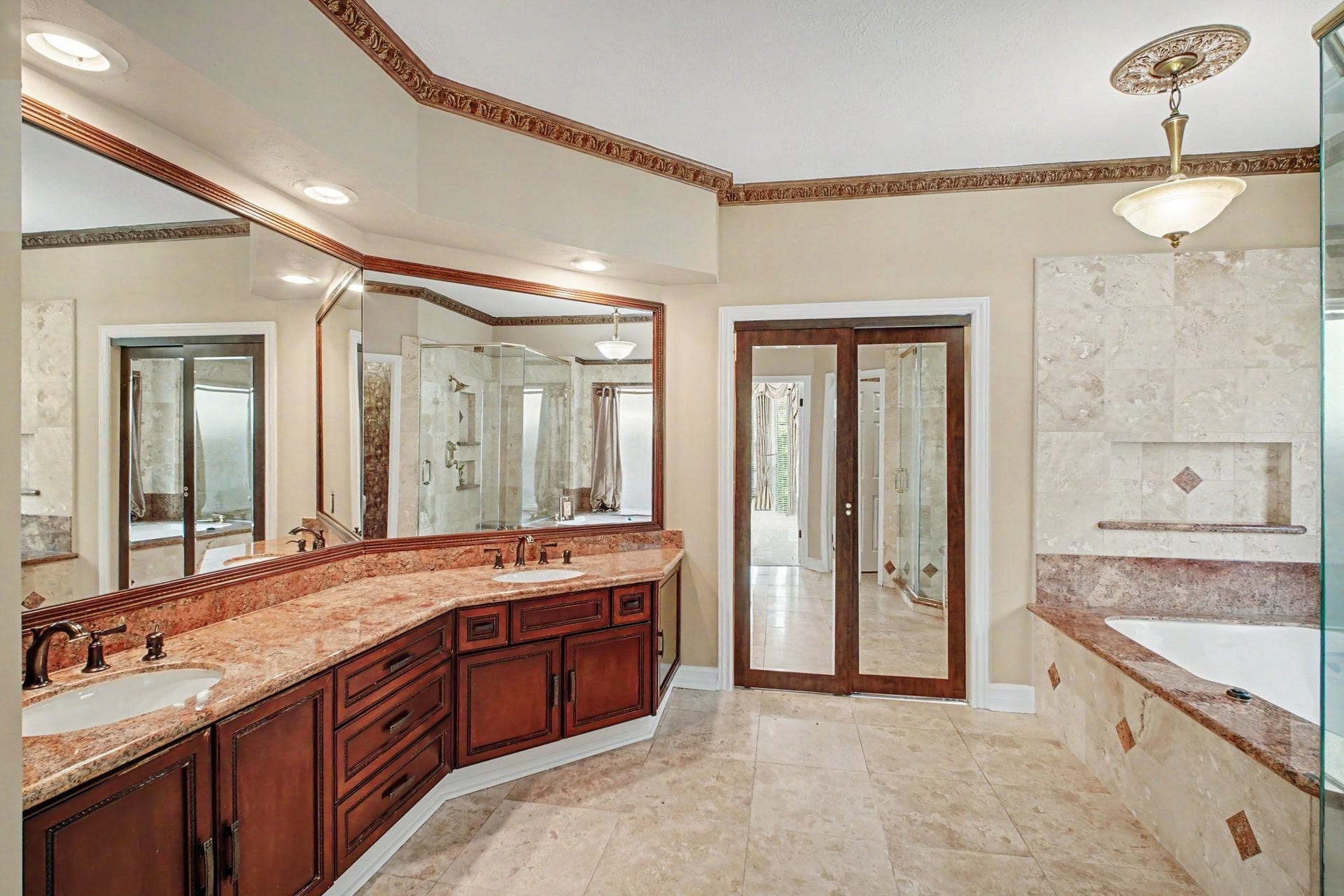 5406 Brook Bend Drive, Sugar Land, TX 77479 Large en-suite bath complete w/ walk-in closet, jetted tub and oversized vanity