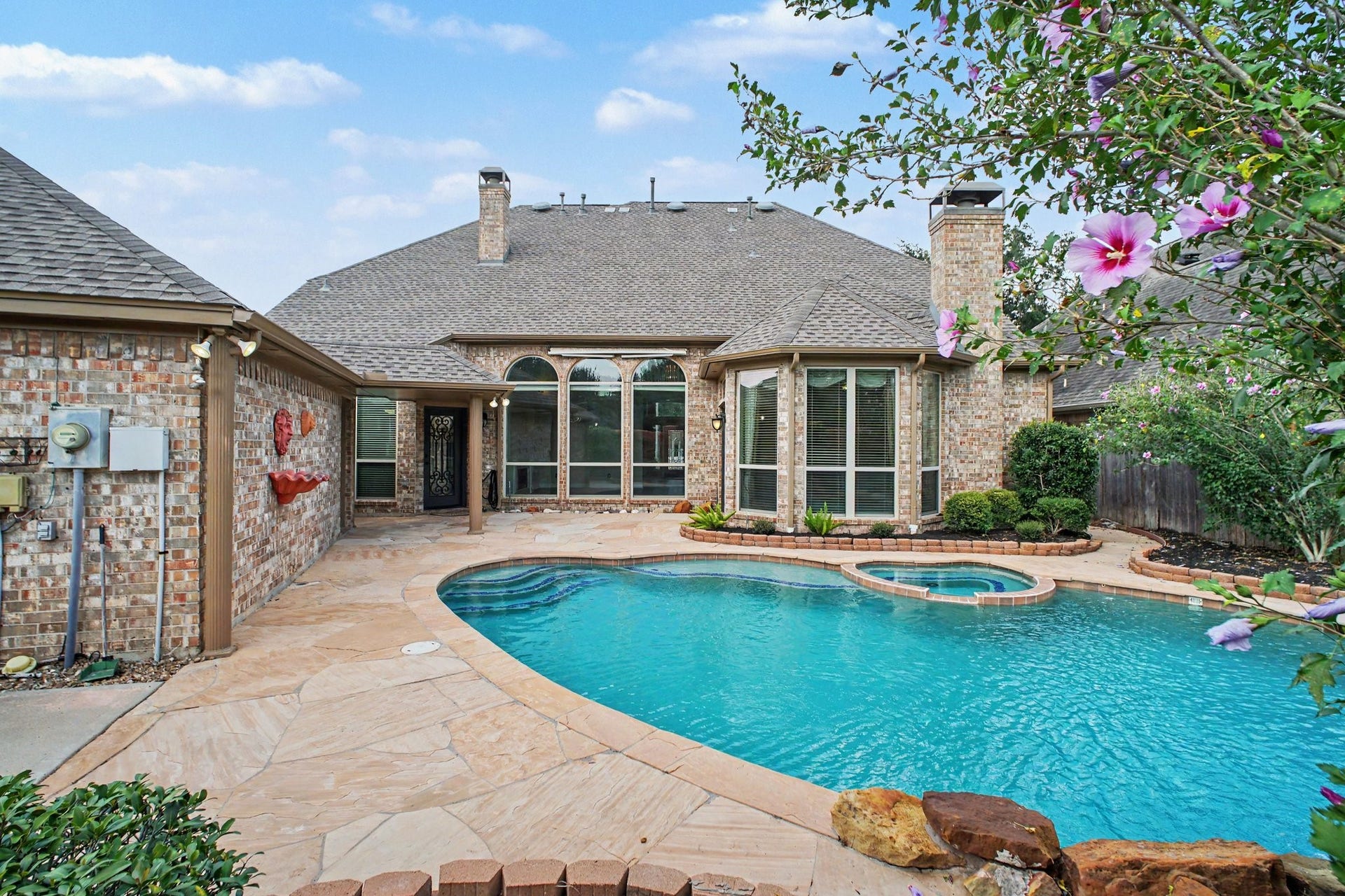 5406 Brook Bend Drive, Sugar Land, TX 77479 A wall of windows seamlessly brings the beauty of the pool area indoors, and creates a wonderful connection to the outdoors