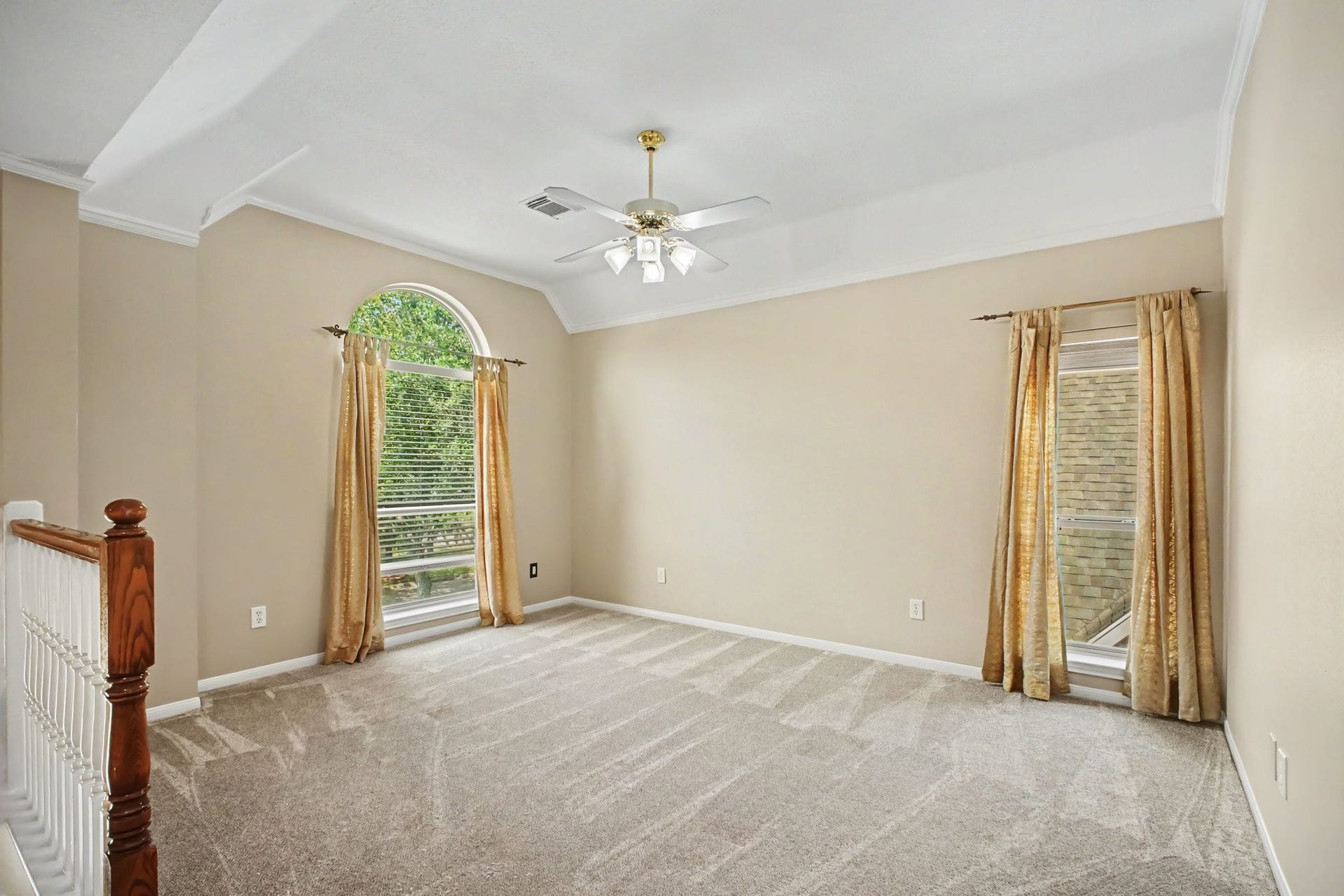 5406 Brook Bend Drive, Sugar Land, TX 77479 Head upstairs to an inviting flex space, offering numerous possibilities for a playroom, office or additional sitting area