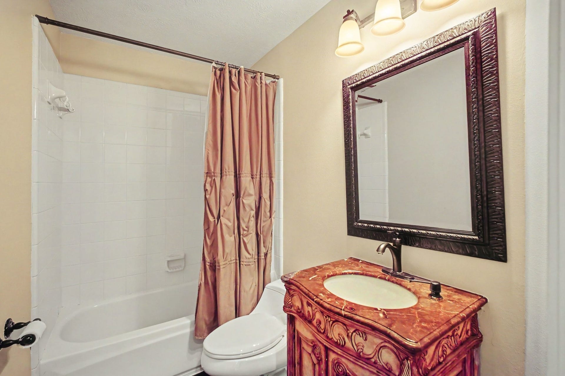 5406 Brook Bend Drive, Sugar Land, TX 77479 2 full bathrooms on first floor