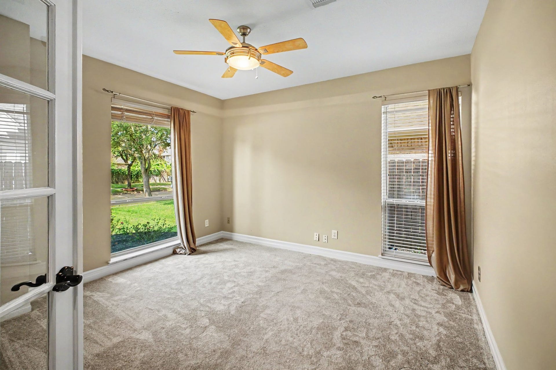 5406 Brook Bend Drive, Sugar Land, TX 77479 Conveniently located on first floor next to a full bathroom, this versatile room features elegant French doors and can easily serve as a bedroom, home office or flexible living space