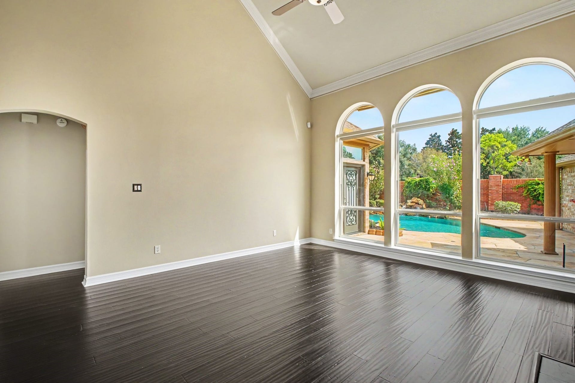 5406 Brook Bend Drive, Sugar Land, TX 77479 High ceilings make this room feel more spacious and airy and has plenty of natural light