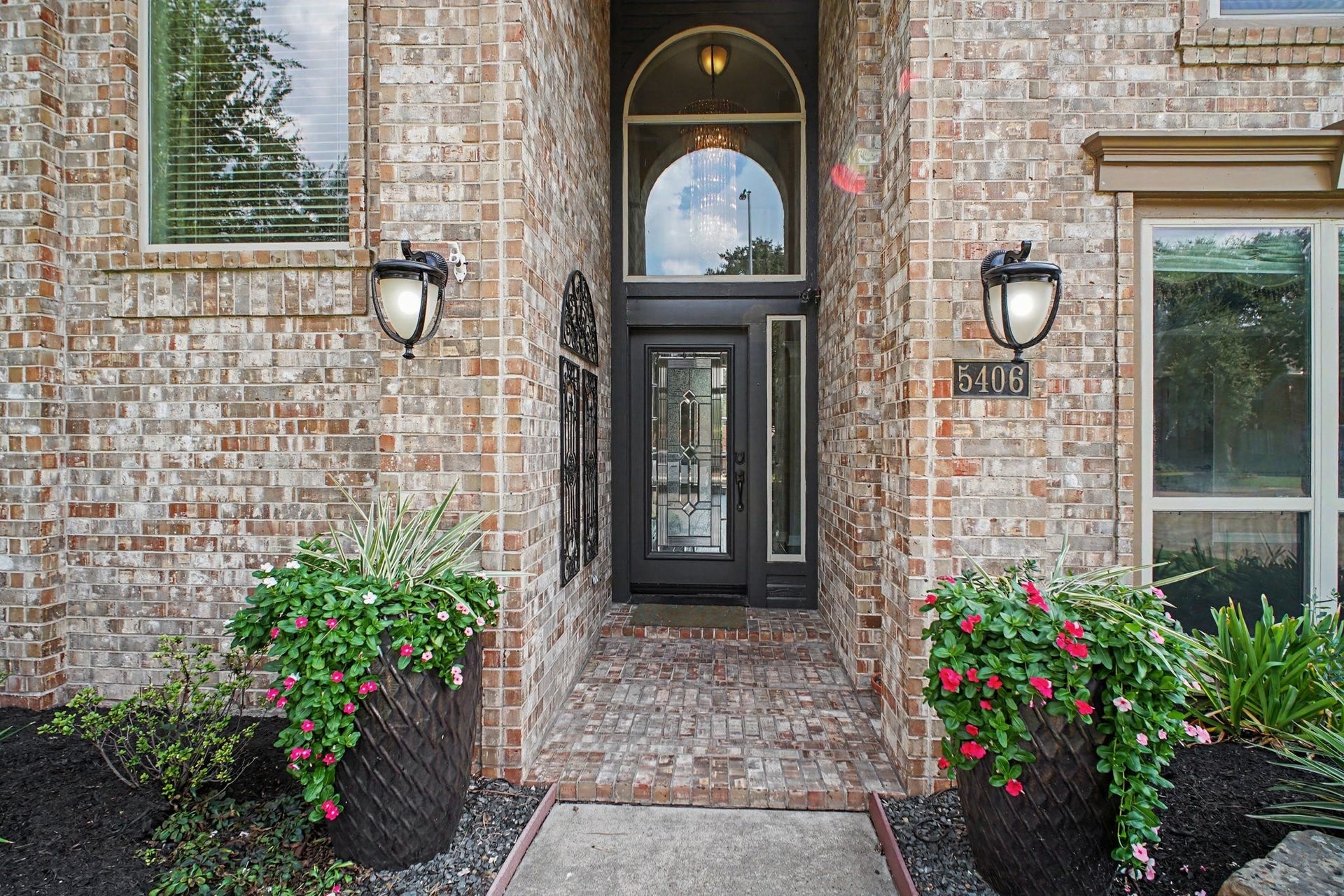 5406 Brook Bend Drive, Sugar Land, TX 77479 Lovely entryway with greenery, leaded glass door and arched window