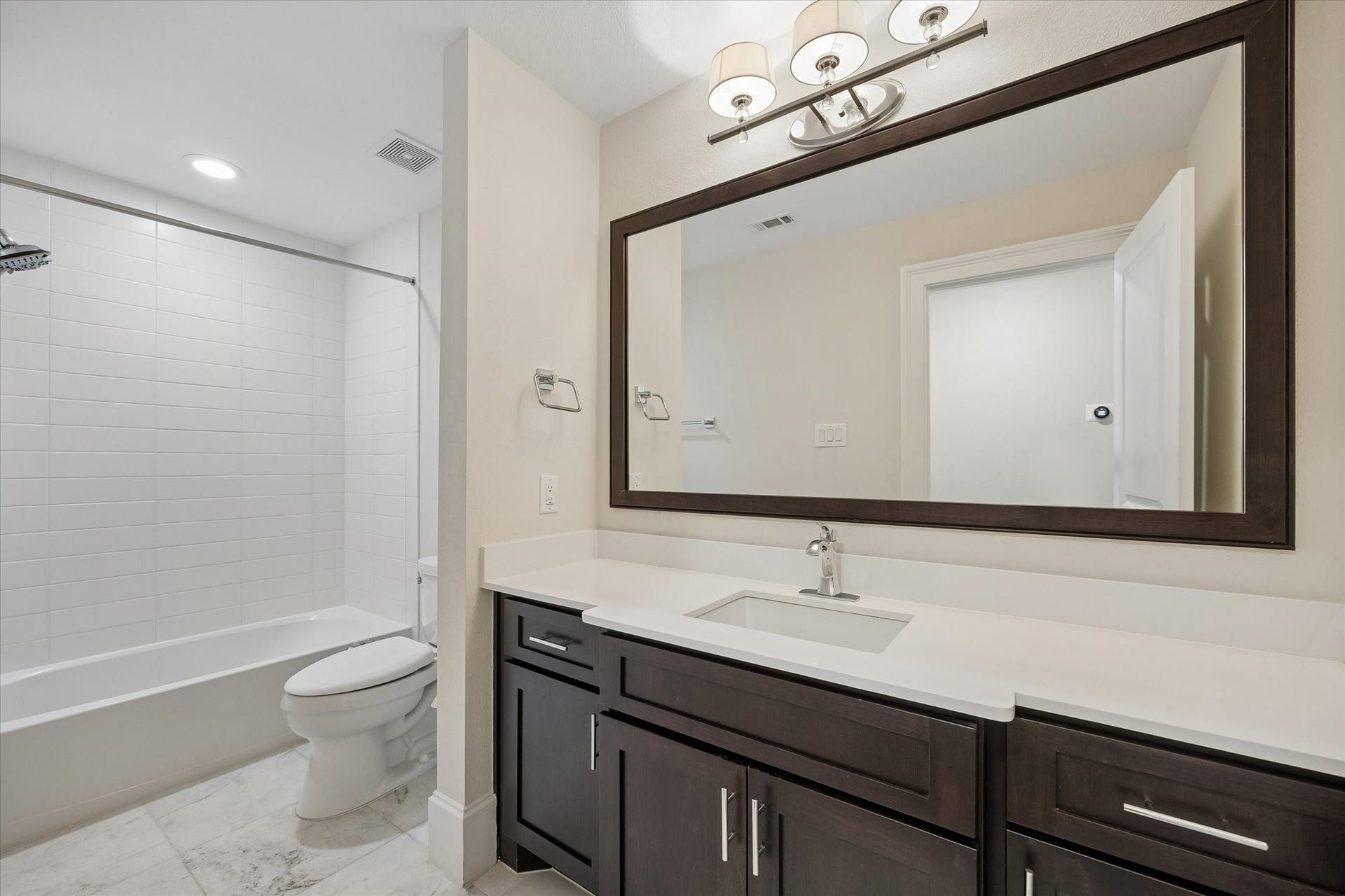 2111 Huldy Street, Houston, TX 77019 Full bathroom with a shower/tub combo located on the 3rd floor.