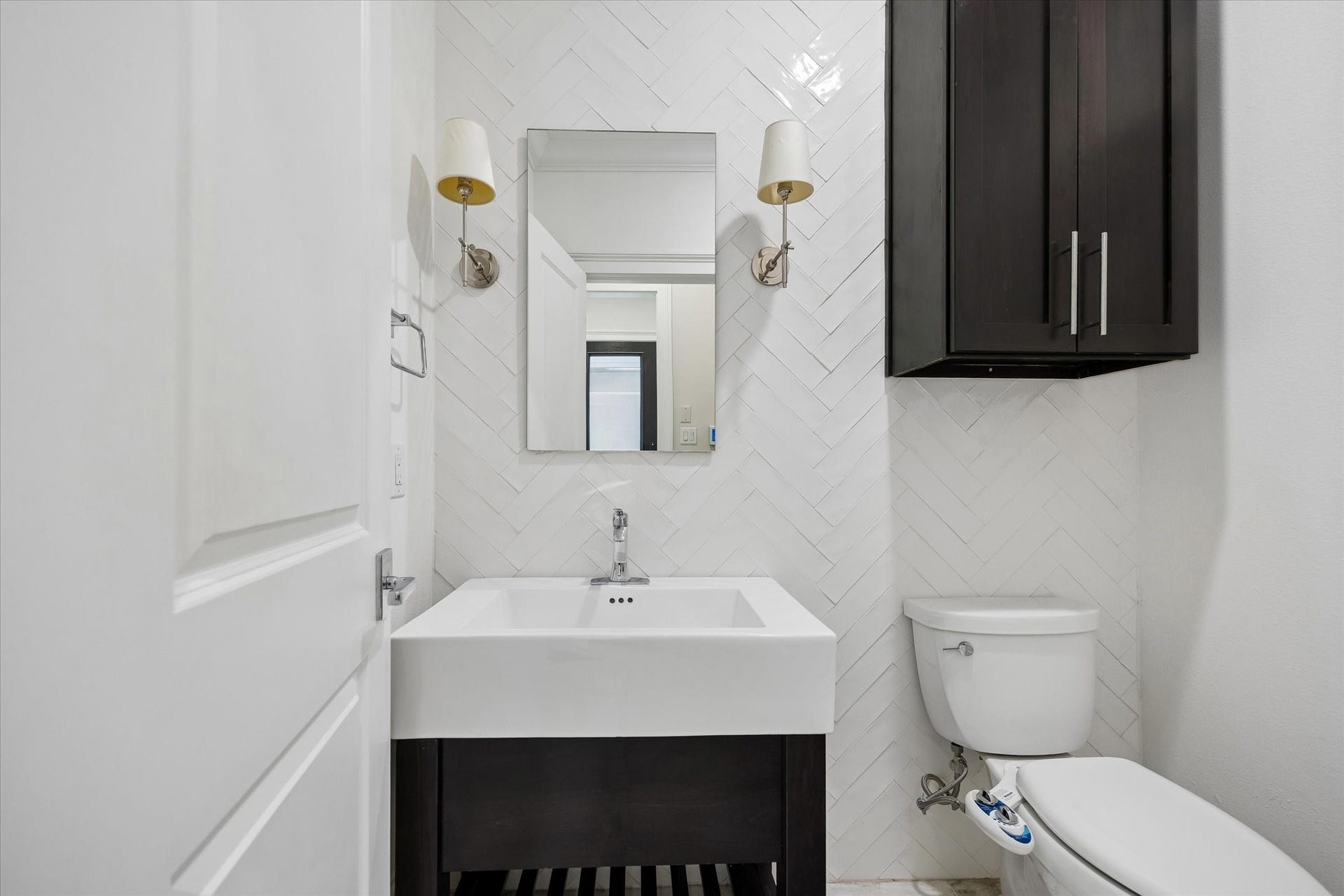 2111 Huldy Street, Houston, TX 77019 Powder bath conveniently located on the first floor.