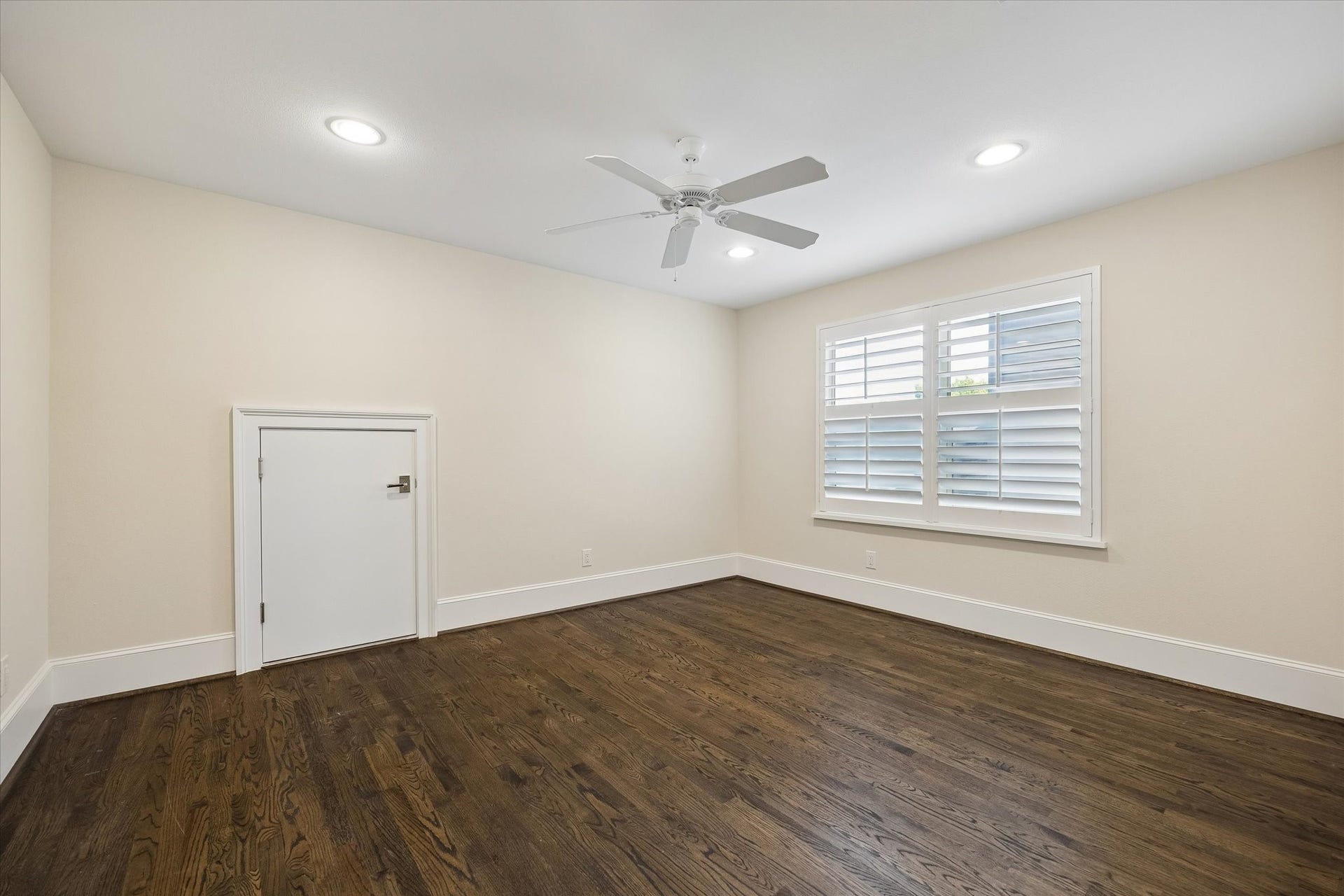 2111 Huldy Street, Houston, TX 77019 Third bedroom with hardwood floors, wood shutters, walk-in closet and ceiling fan.