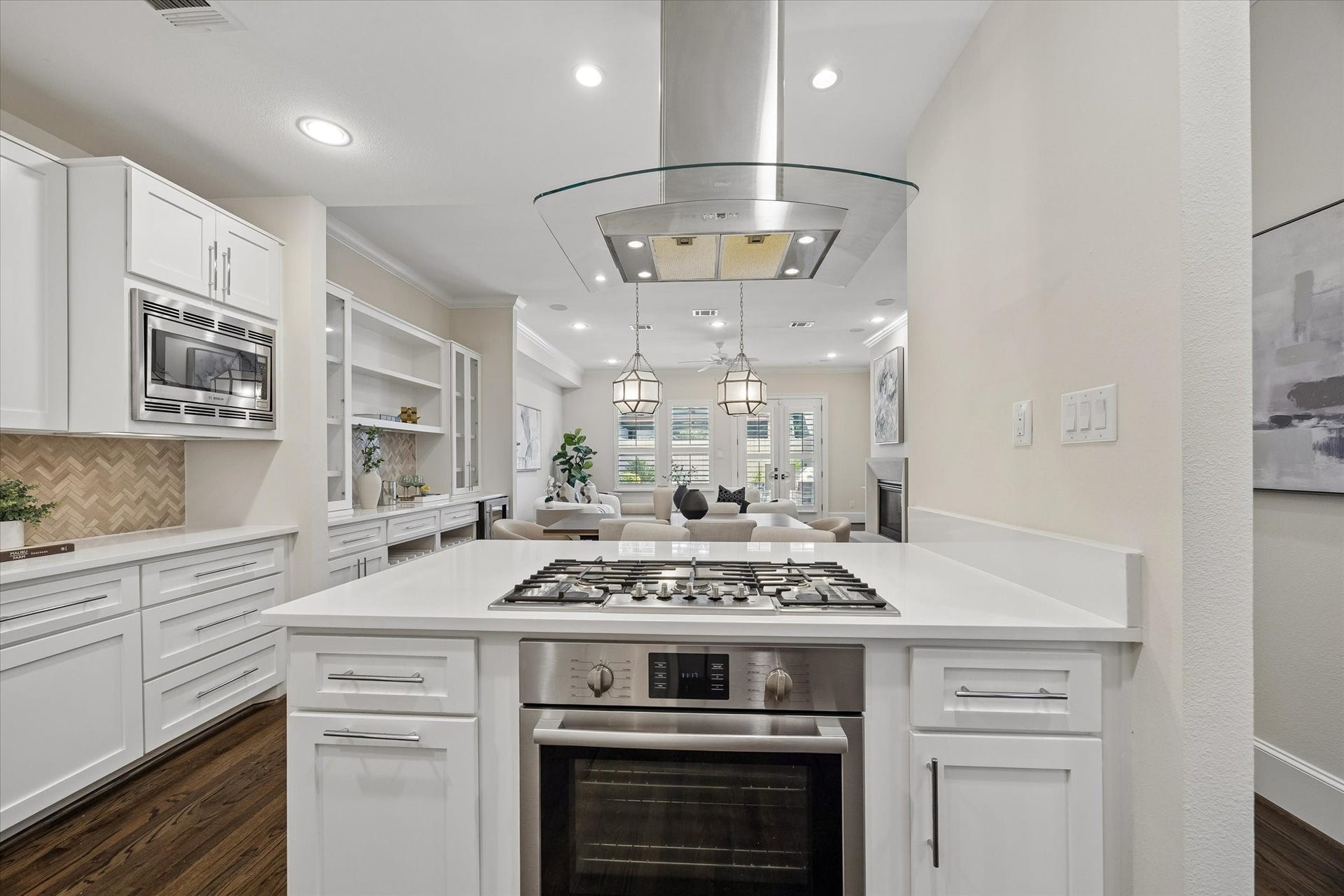 2111 Huldy Street, Houston, TX 77019 Equipped with Bosch appliances, the kitchen is designed to inspire culinary creativity and effortless meal preparation.