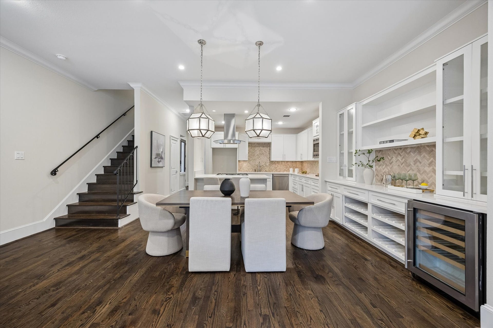 2111 Huldy Street, Houston, TX 77019 Enjoy meals beneath stylish pendant lighting while showcasing your favorite pieces in the built-in shelving and cabinetry. A conveniently located beverage refrigerator adds both function and ease to the dining area.
