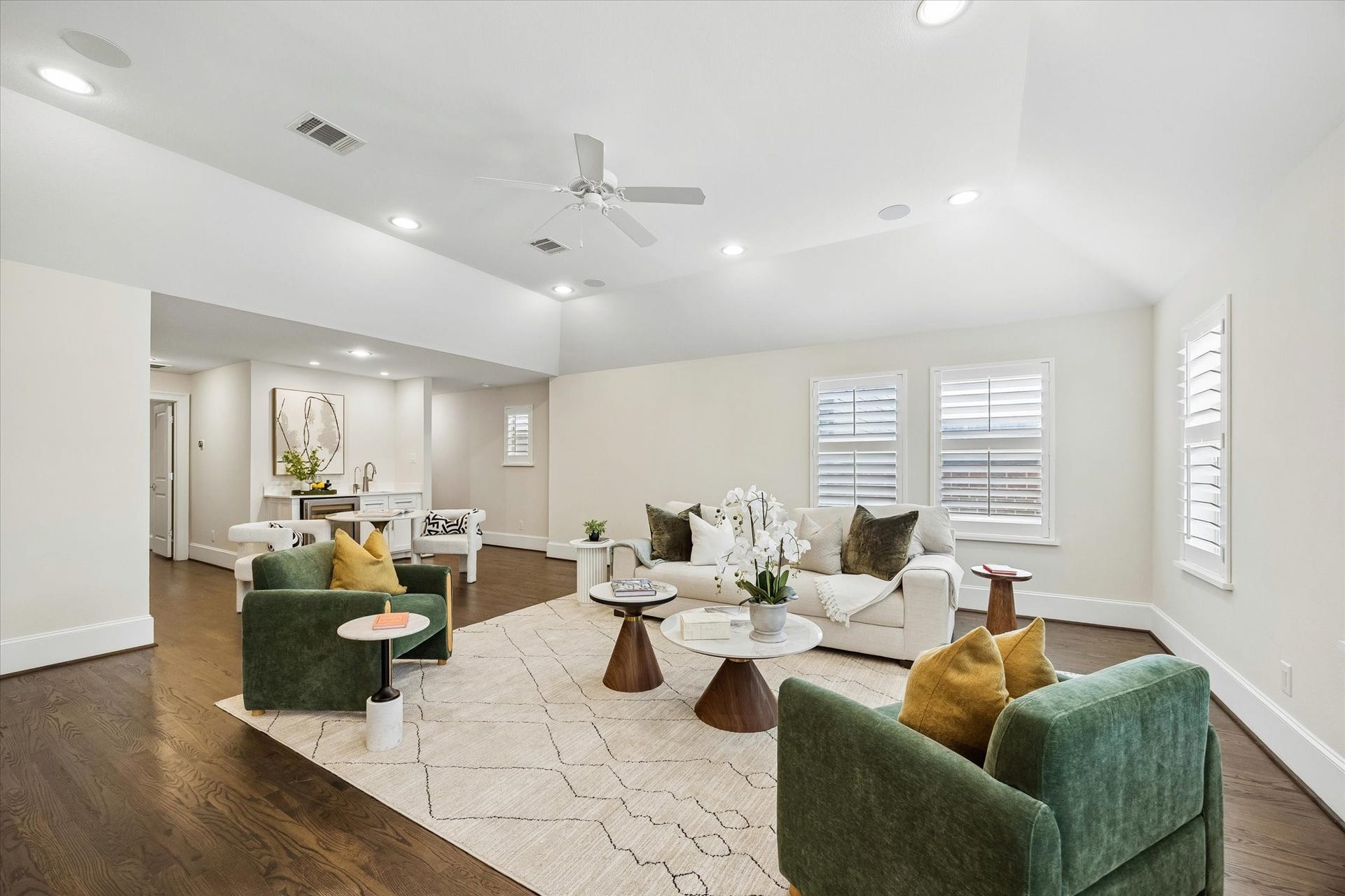 2111 Huldy Street, Houston, TX 77019 Entertaining is effortless in the large game room, complete with a wet bar and beverage fridge.