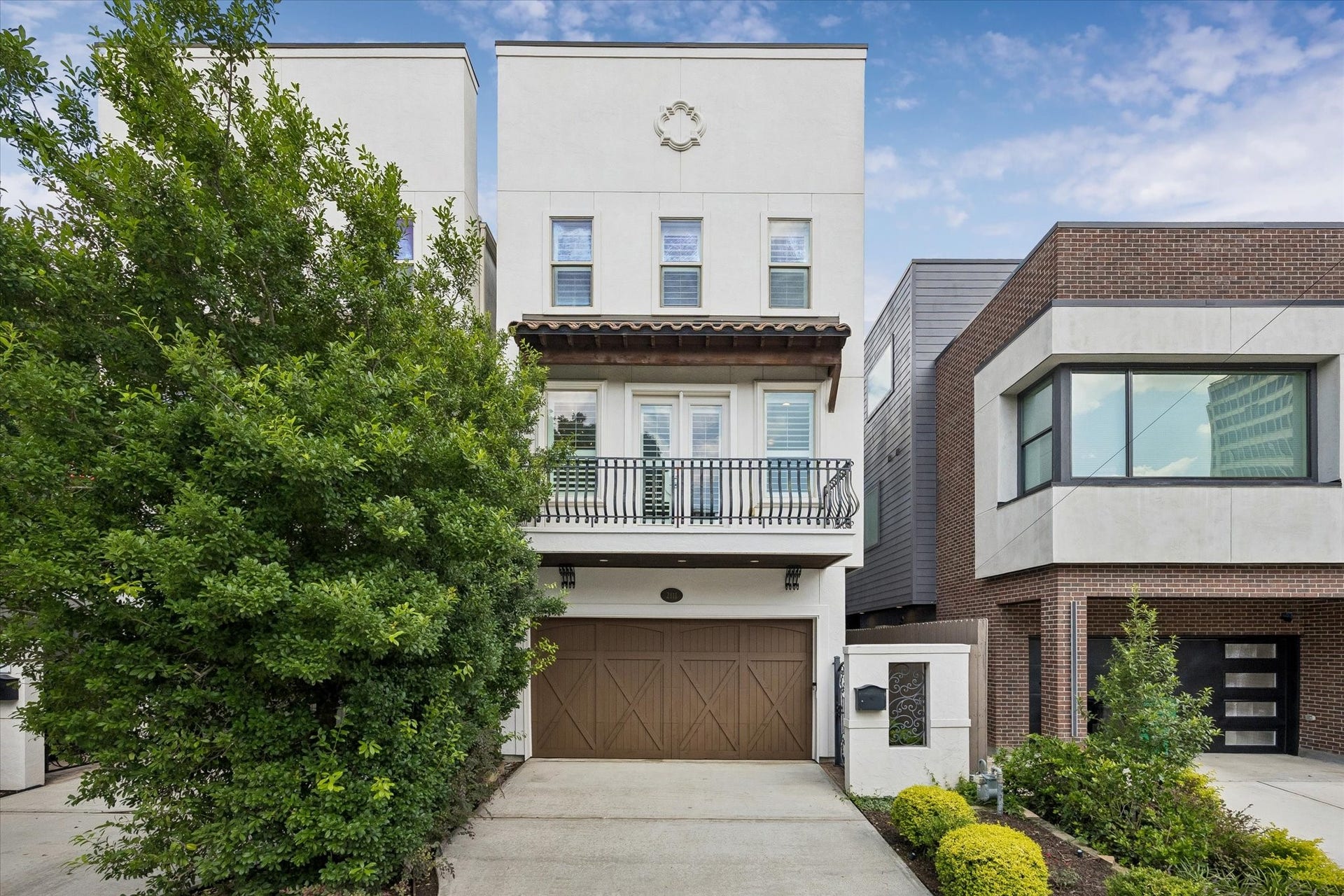 2111 Huldy Street, Houston, TX 77019 Whether you're hitting nearby gyms or dining at Houstons finest spots, this location offers the ultimate urban lifestyle. Dont miss the opportunity to call this house your home!