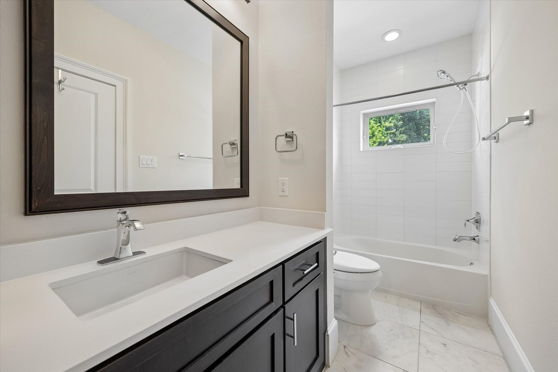 2111 Huldy Street, Houston, TX 77019 This full bath with a shower/tub combo offers convenient access from both a secondary bedroom and the home office/4th bedroom.