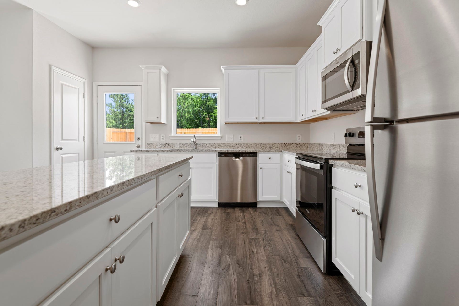 6428 Autumn Equinox Drive, Houston, TX 77048 The kitchen comes fitted with Whirlpool kitchen appliances and granite countertops, in addition to the lovely kitchen island giving extra counter and storage space!