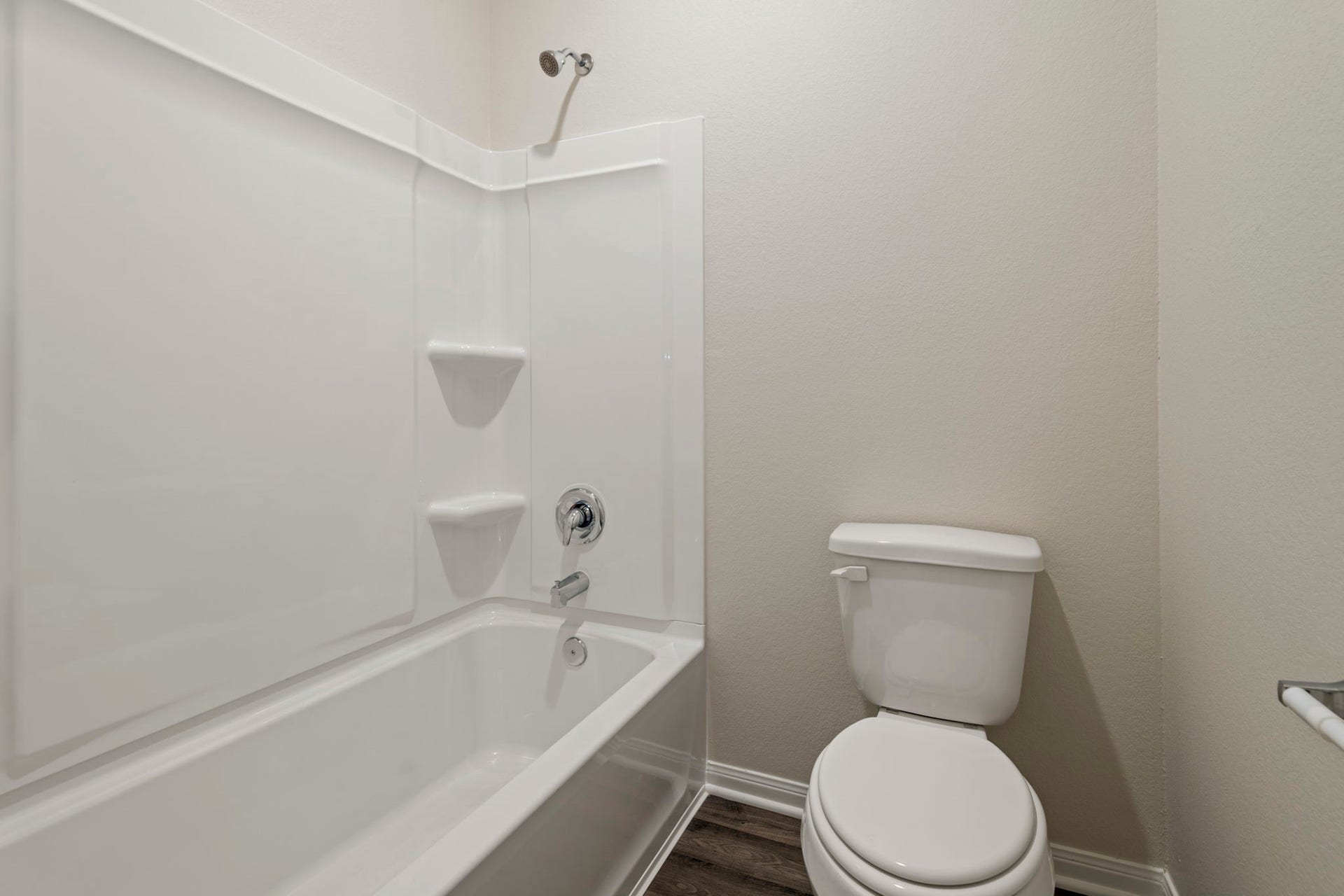 6428 Autumn Equinox Drive, Houston, TX 77048 The secondary bathroom is centrally located in the home.