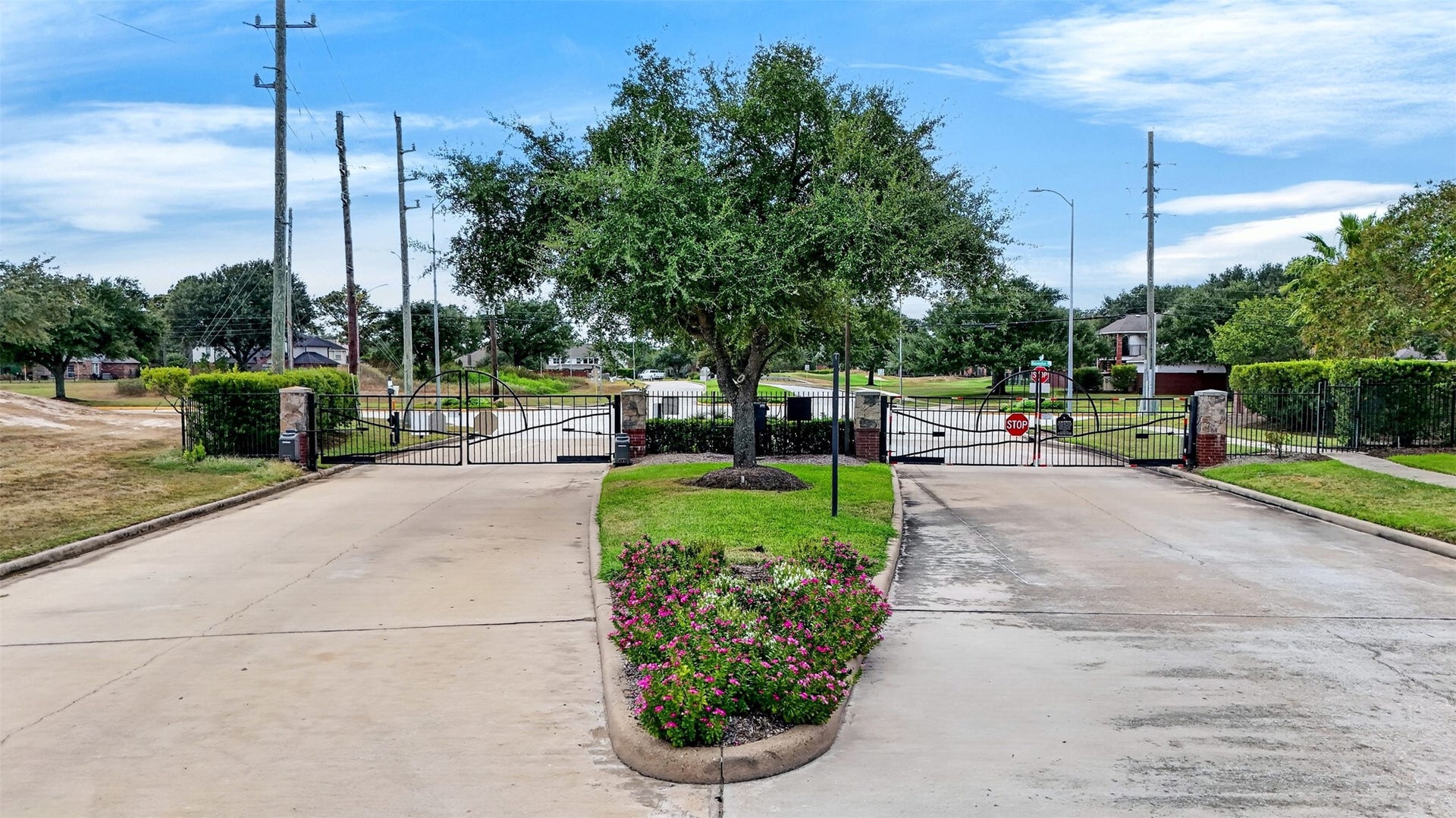 11235 Stoney Meadow Drive, Houston, TX 77095 Welcome to an exclusive gated golf course community.