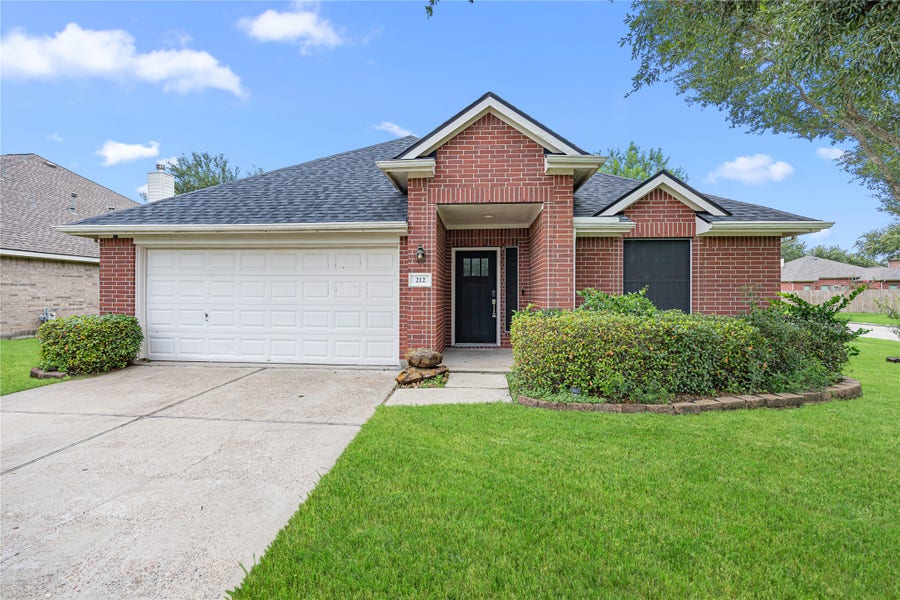 Property photo for 212 Silverbrook Lane, Dickinson, TX