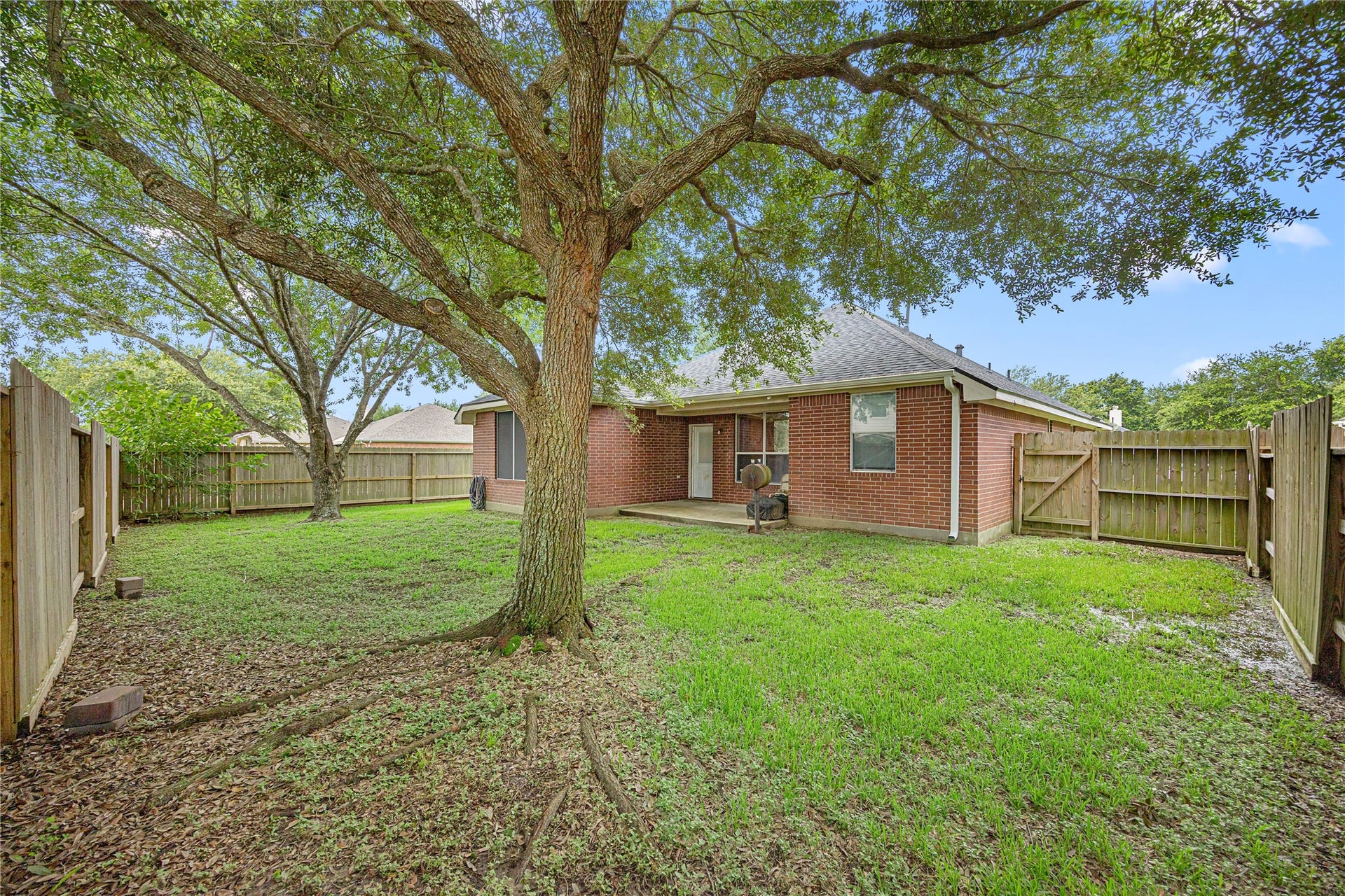 212 Silverbrook Lane, Dickinson, TX 77539