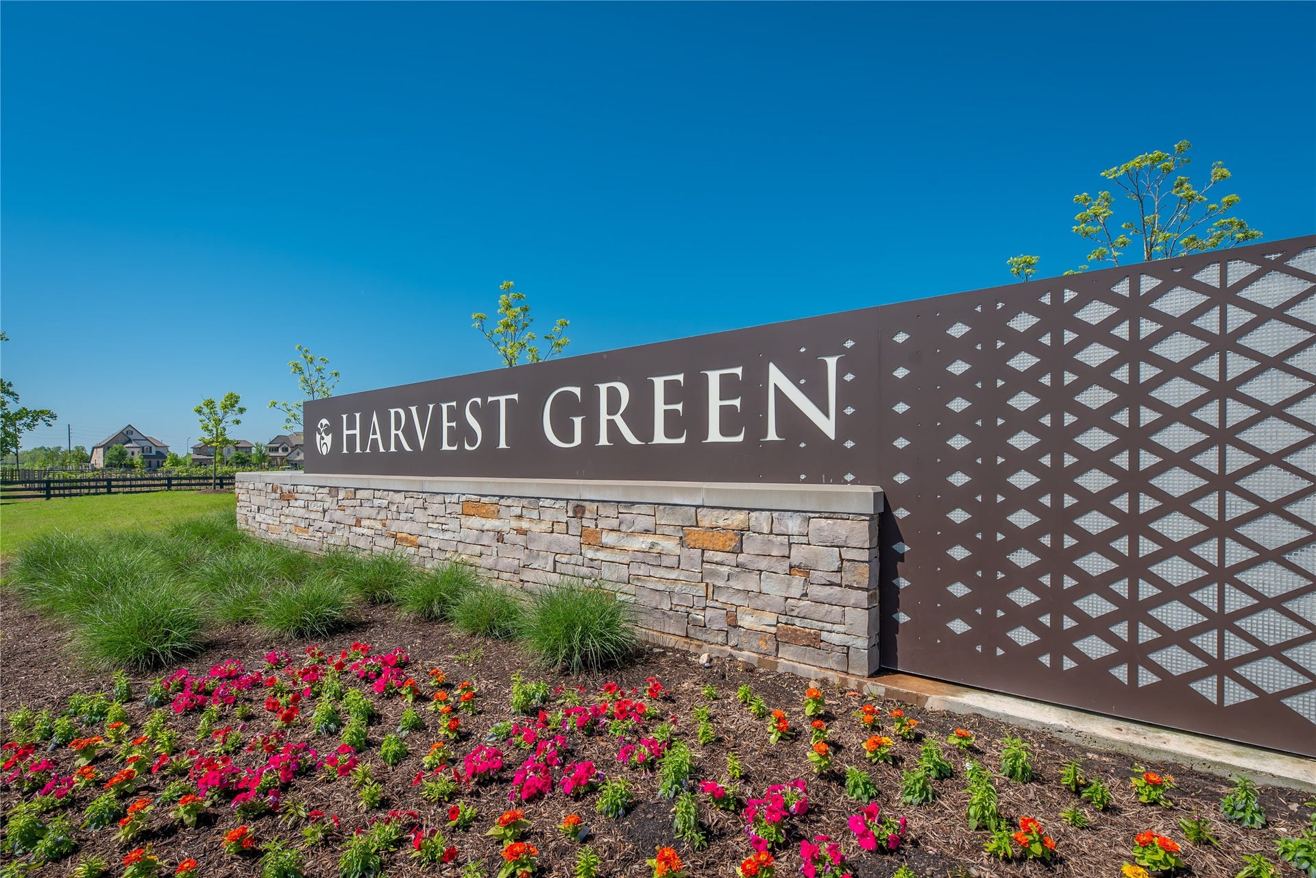 Welcome to Harvest Green, one of Richmonds premier master-planned communities known for its unique farm-to-table lifestyle, resort-style amenities, and miles of scenic walking trails. Residents enjoy access to community pools, parks, lakes, fitness facilities, and an on-site farm, all conveniently located near Sugar Land and Katy.