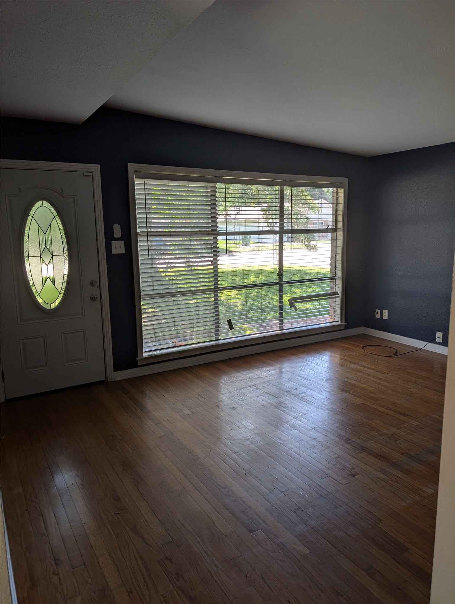 146 W Brenda Street, Houston, TX 77076 Living room. Home has hardwood floors thru out
