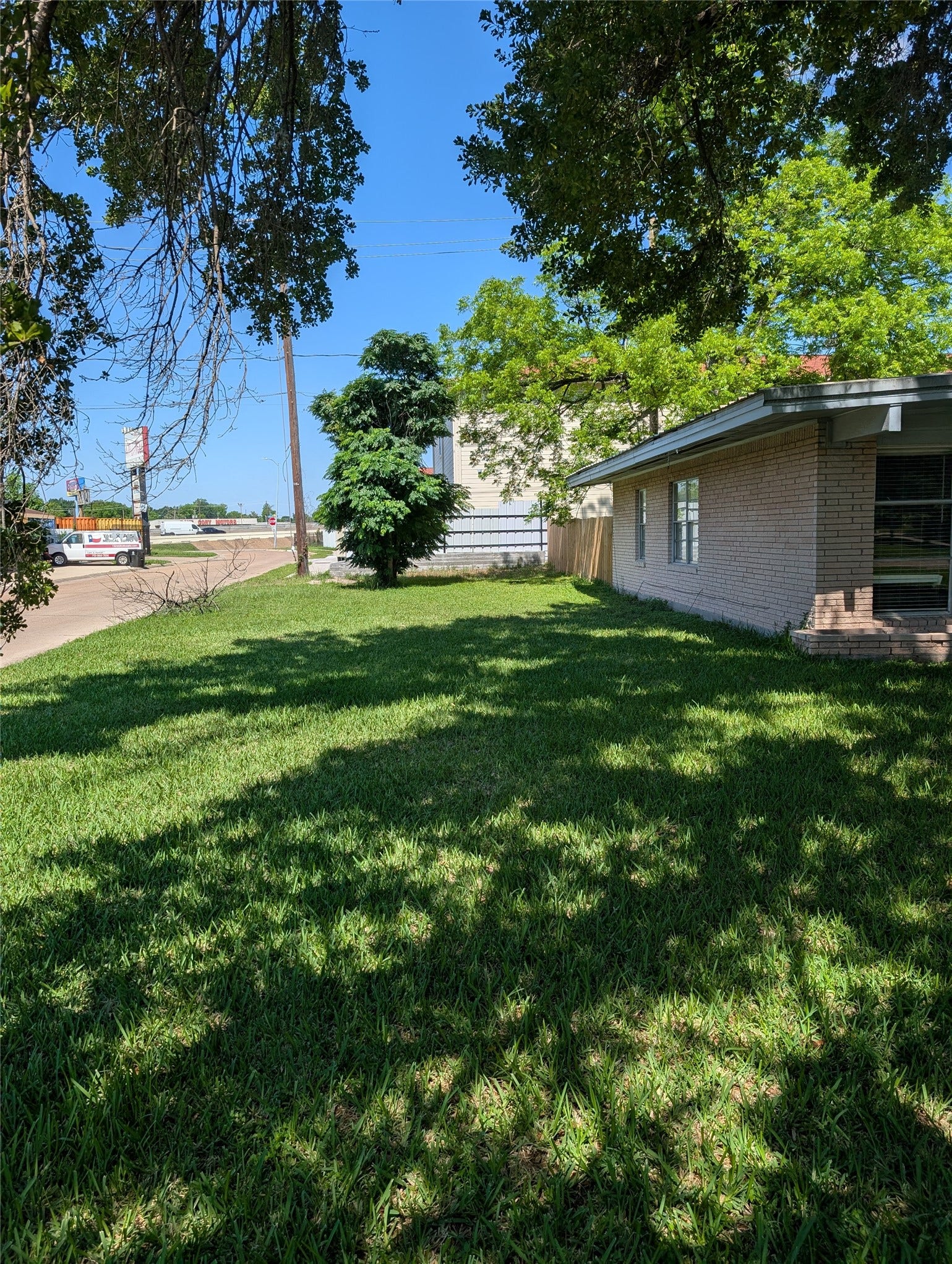 146 W Brenda Street, Houston, TX 77076 Side yard looking towards I-45