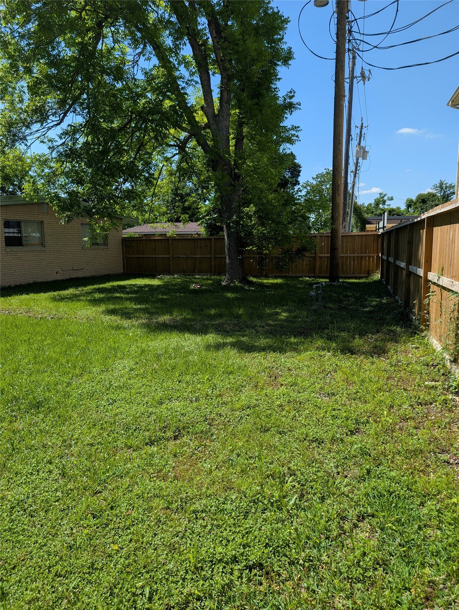 146 W Brenda Street, Houston, TX 77076 Huge backyard