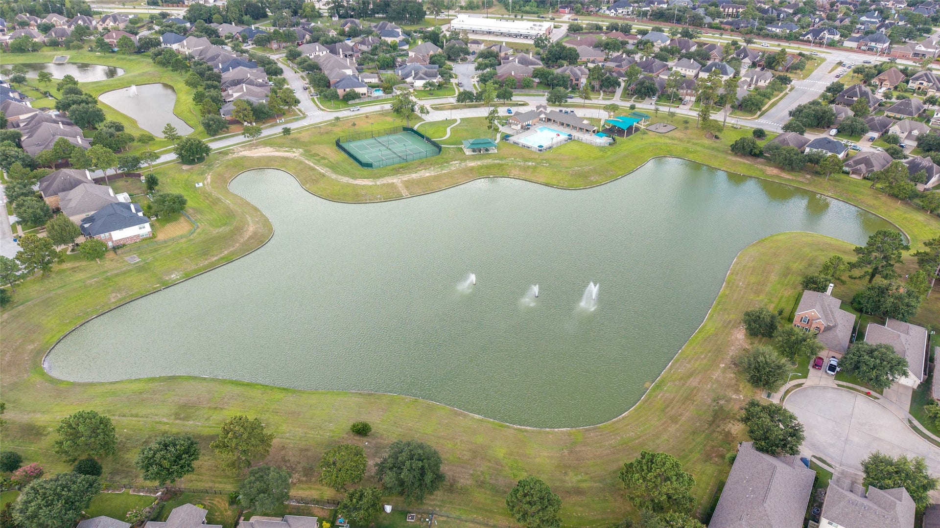 Gorgeous neighborhood lake and scenic surroundings.
