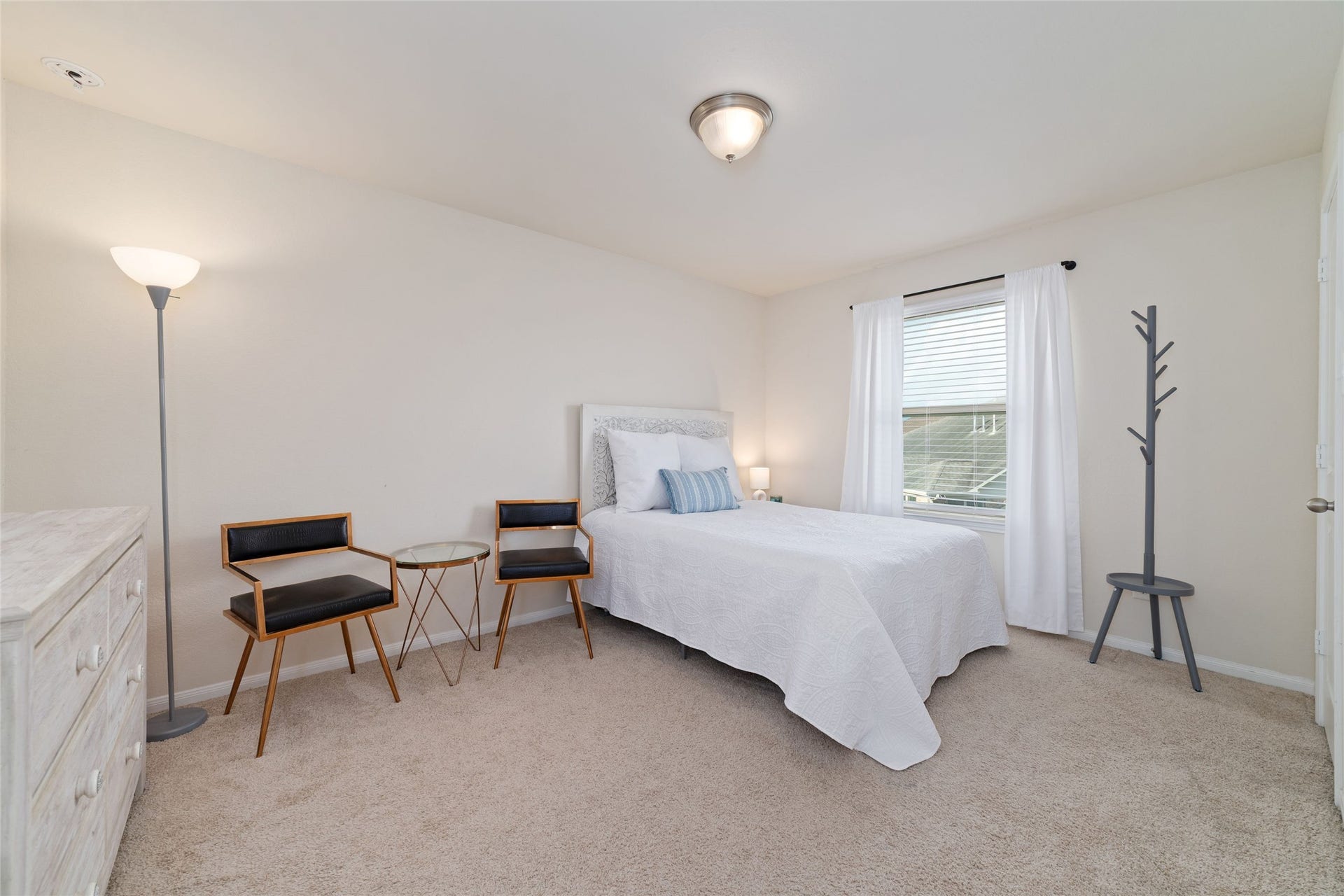 Another great sized bedroom with plenty of space for larger scale furniture.