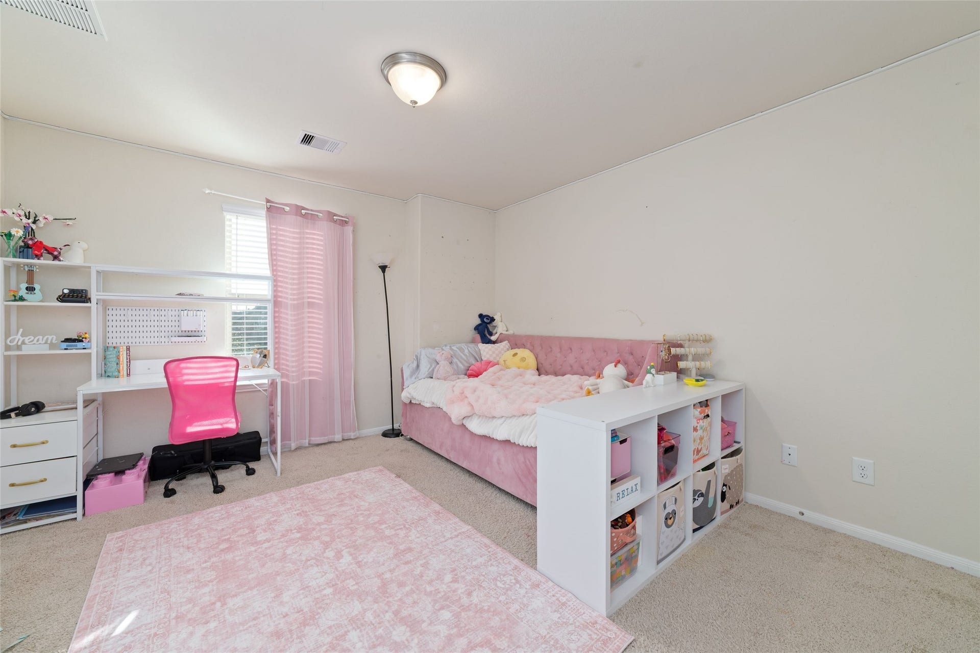 Spacious secondary bedroom with plenty of natural light and room to make the space your own. Faces the front lawn.