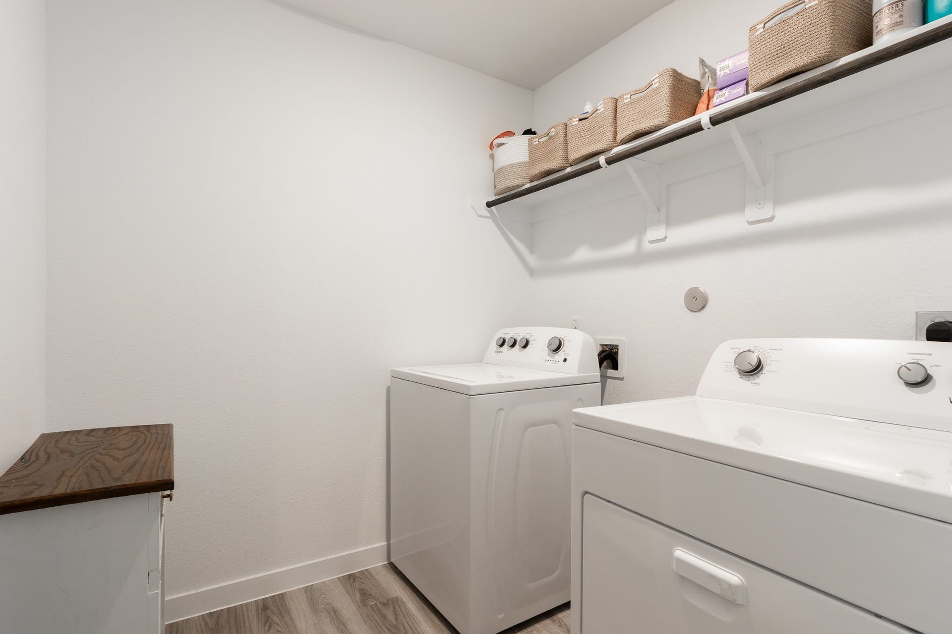 LARGE LAUNDRY ROOM