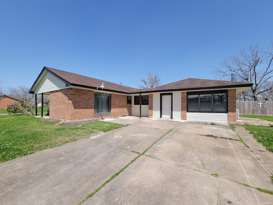 Property photo for 133 S Yaupon Street, Lake Jackson, TX