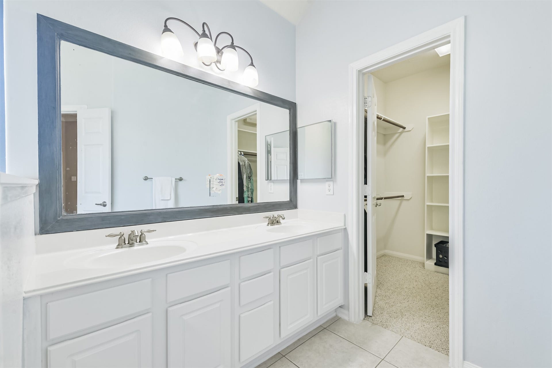 Large primary bathroom - double sinks