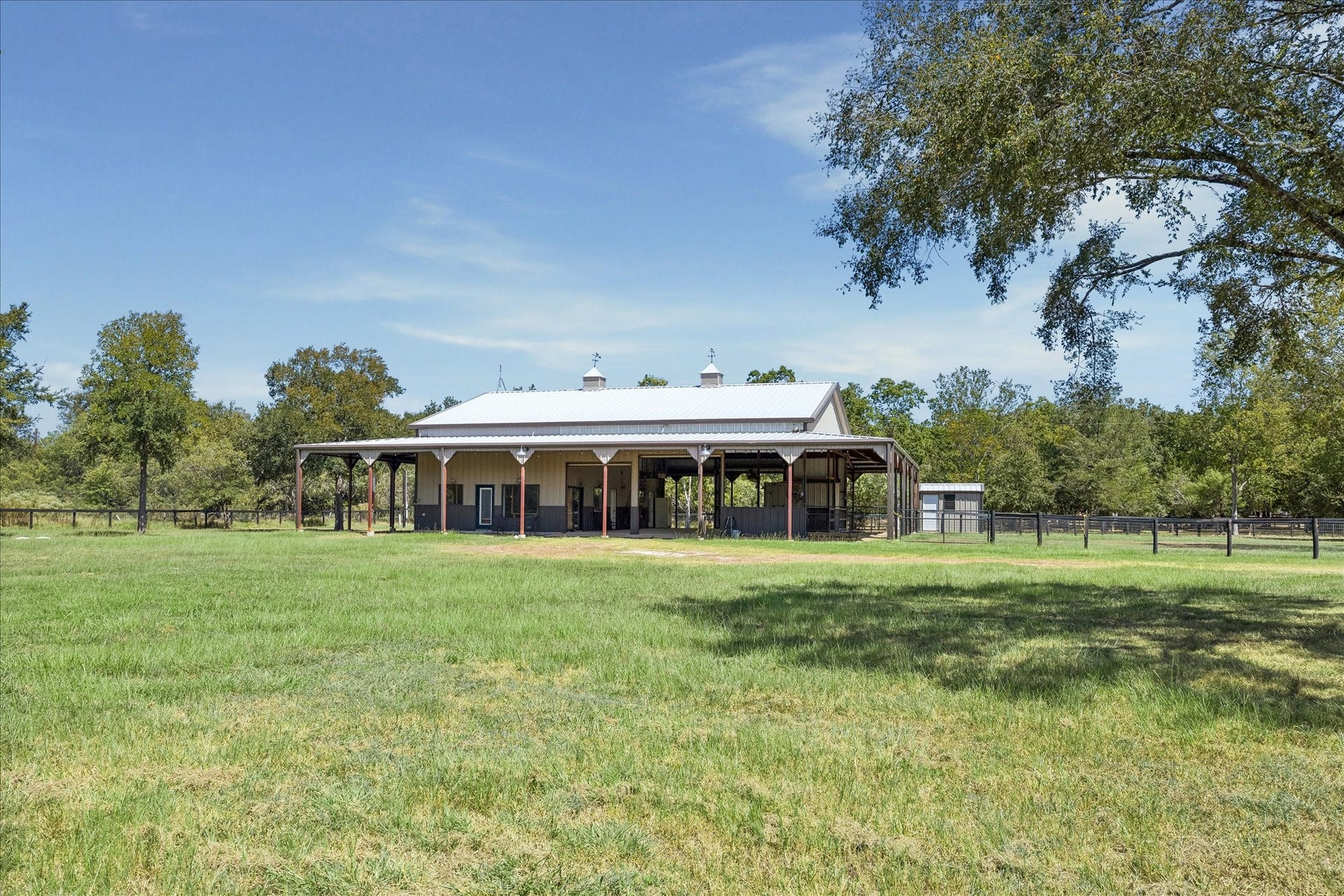 33 Riverwood Lane, Hempstead, TX 77445 48' x 60' Barndominium structure with a 12' awning around the entire preimeter