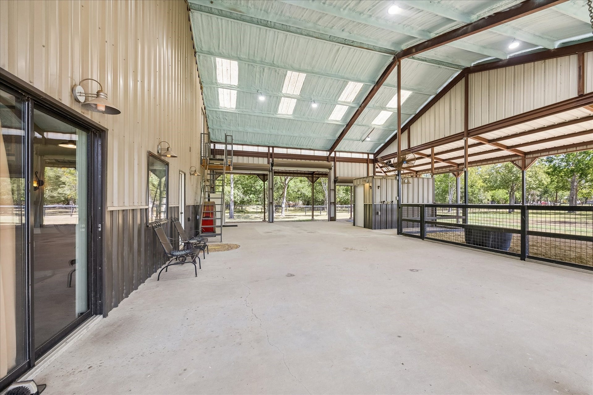 33 Riverwood Lane, Hempstead, TX 77445 A better view of the 36' x 48' open area showing the insulated ceiling, coral access and tack room on the right.