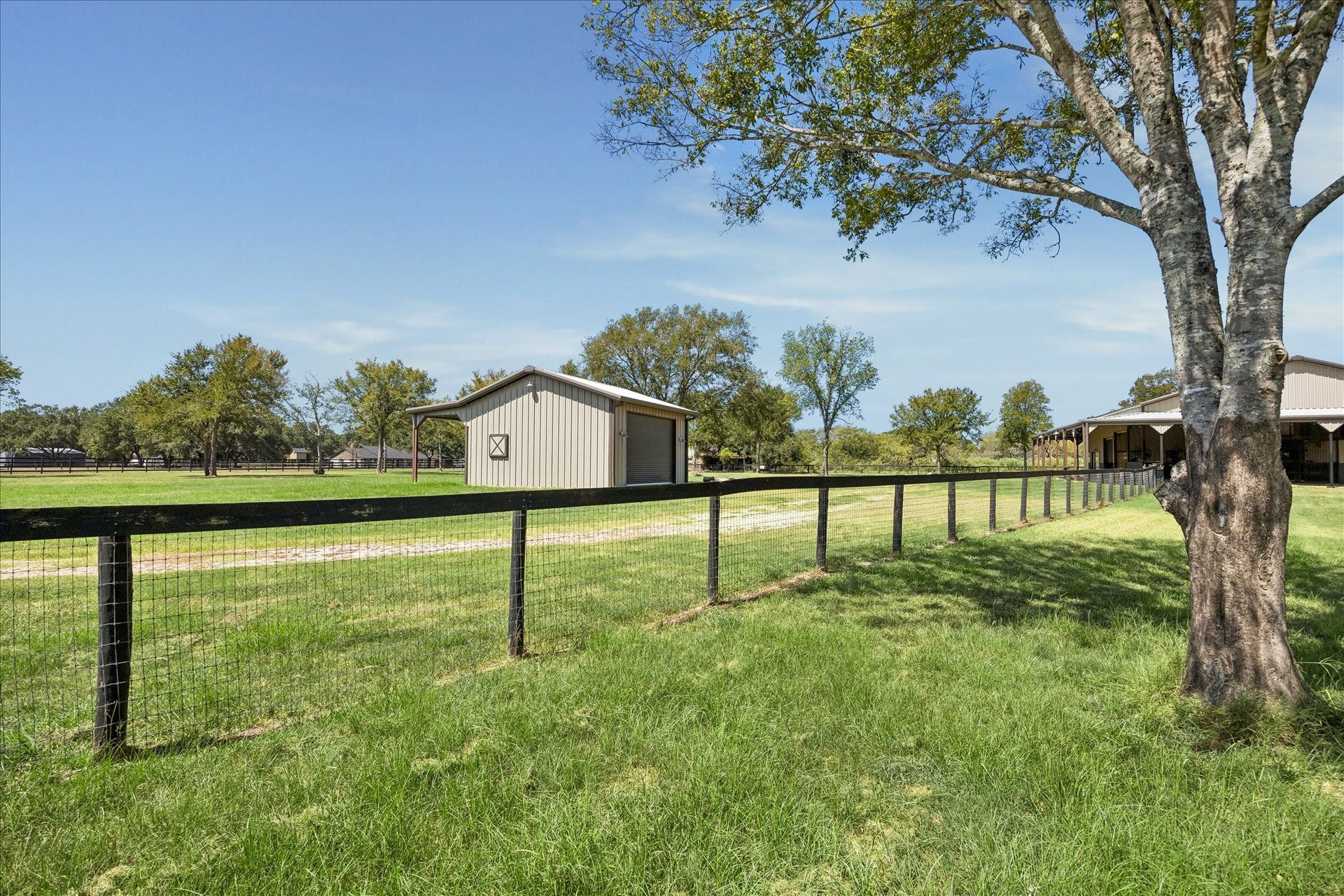 33 Riverwood Lane, Hempstead, TX 77445 View of 24' x 24' barn outside the coral