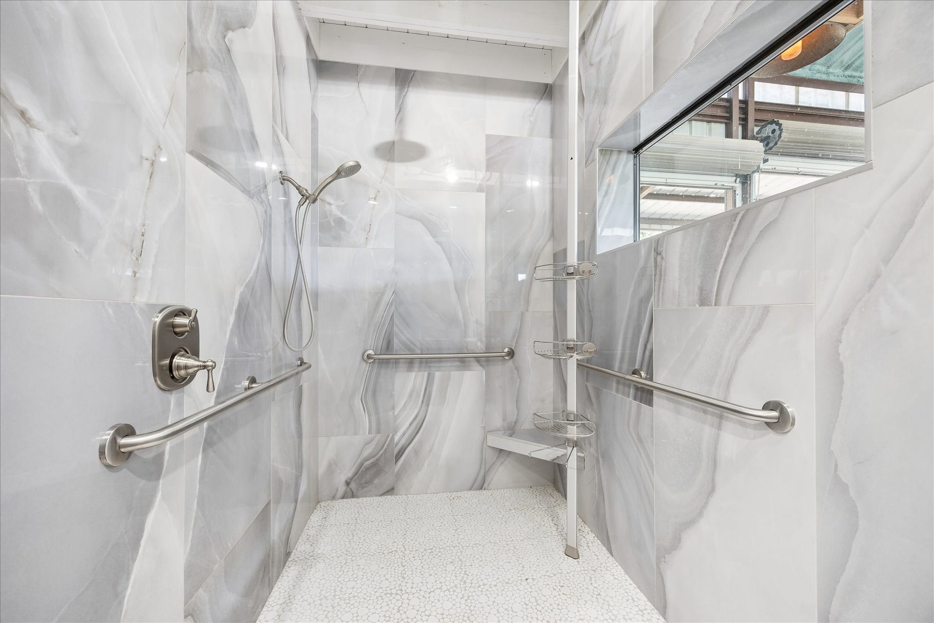 33 Riverwood Lane, Hempstead, TX 77445 floor to ceiling tile in this oversized walk-in shower