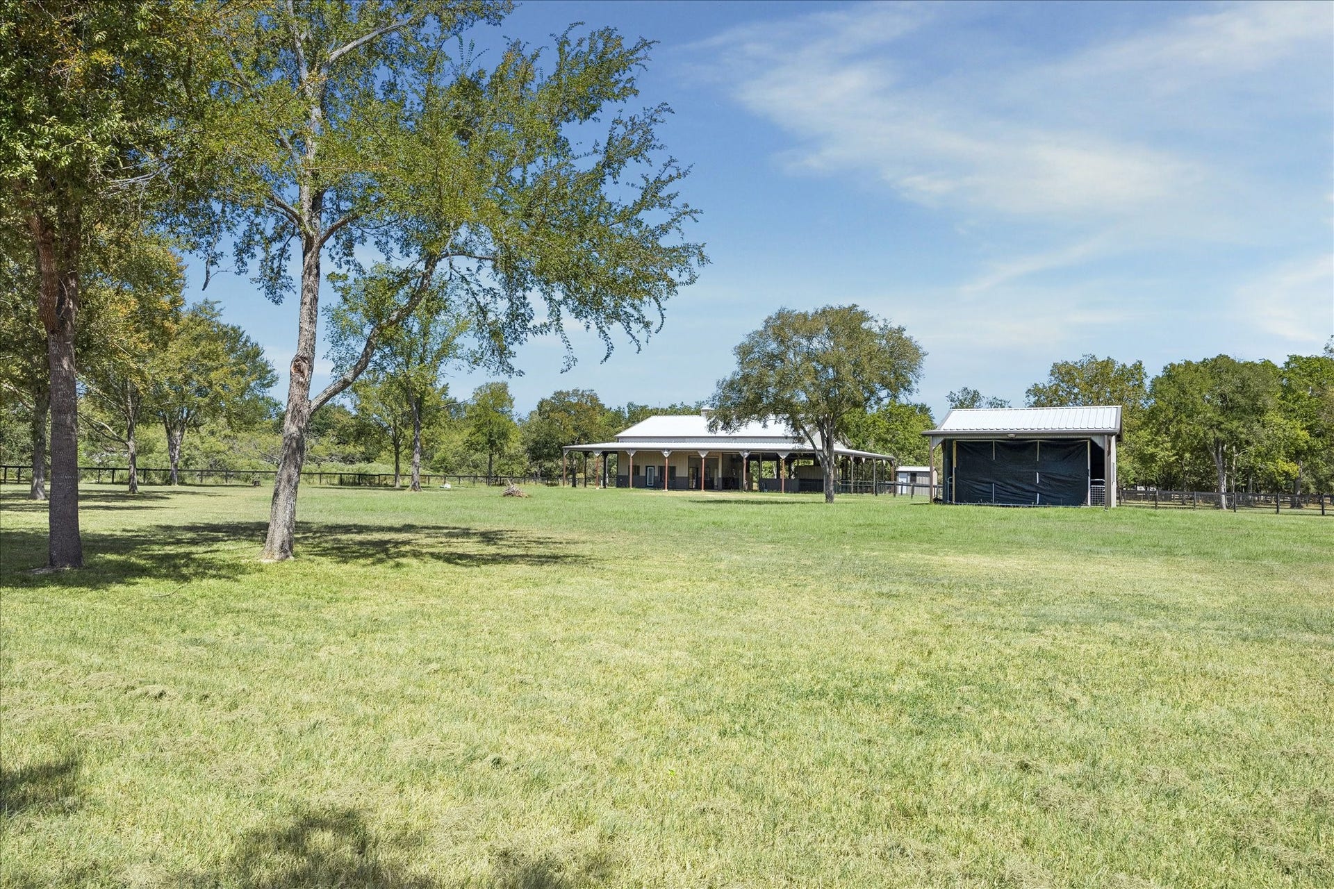 33 Riverwood Lane, Hempstead, TX 77445 This 24' x 24' metal barn is open on one side with a 10' x 24' overhang and a 10' x 16' roll-up metal door opposite