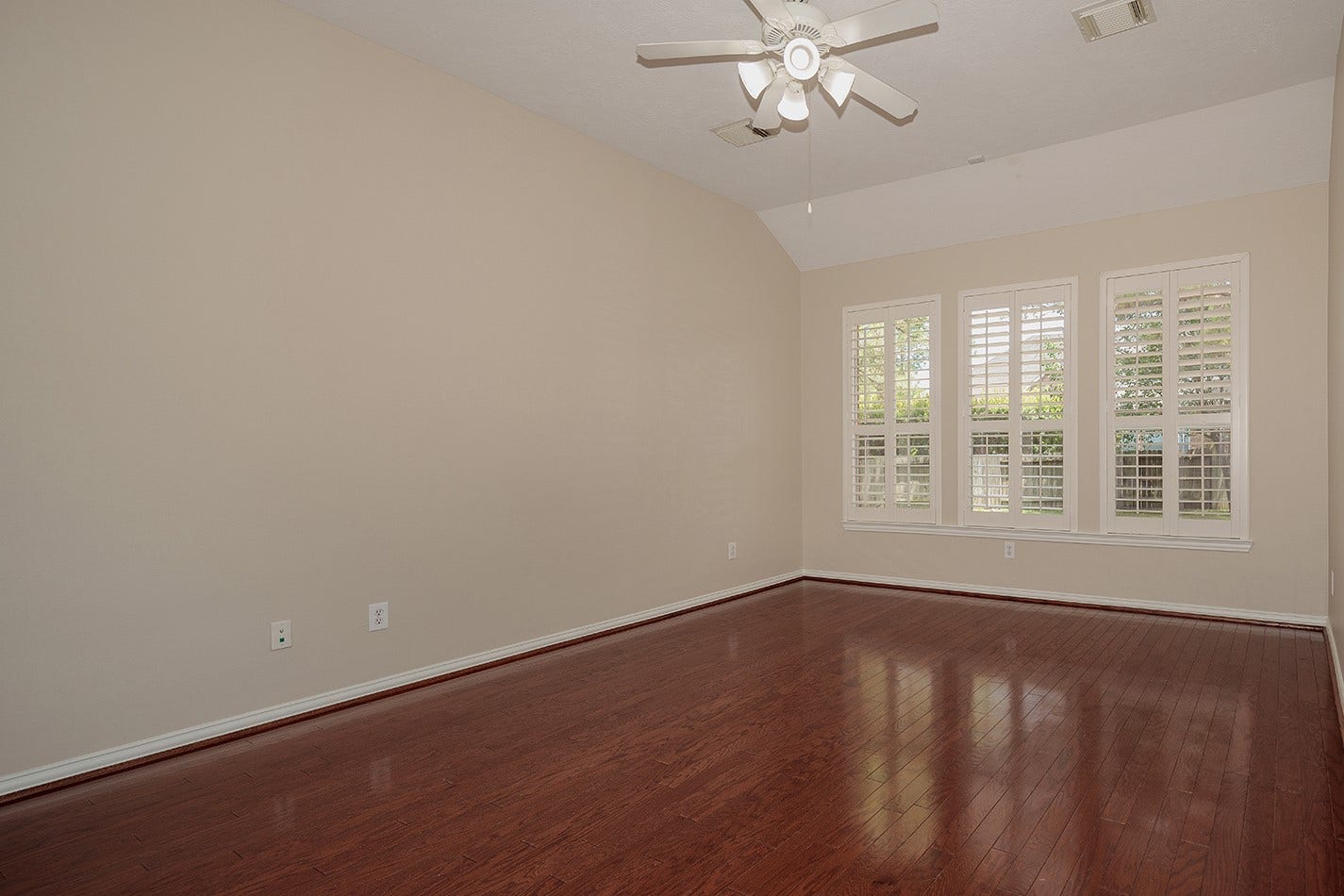 79 FRENCH OAKS, The Woodlands, TX 77382 Main Floor Primary Retreat