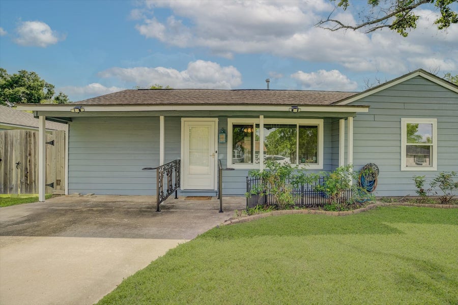 Property photo for 413 Farrer Street, Angleton, TX