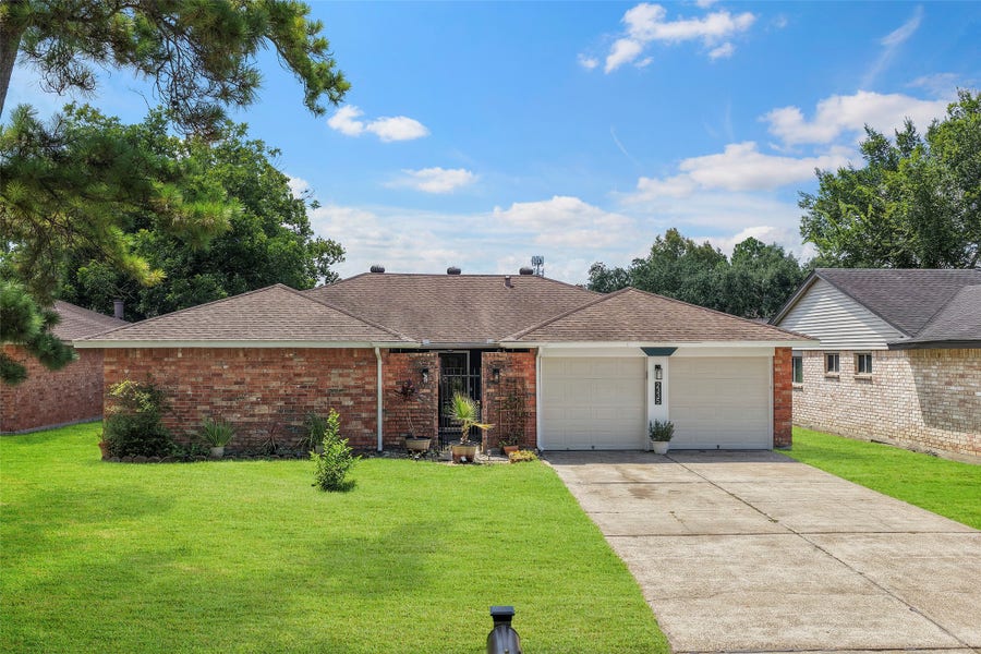 Property photo for 2335 Farriers Bend Drive, Friendswood, TX