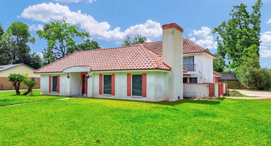 Property photo for 327 Live Oak Lane, Lake Jackson, TX