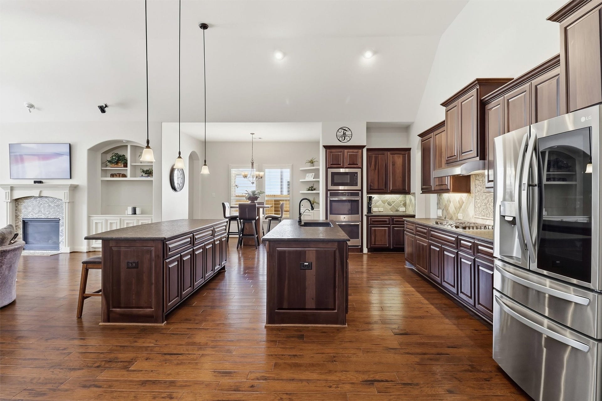 27114 Ashford Sky Lane, Katy, TX 77494 Double stainless ovens and amazing storage in this huge, open kitchen.