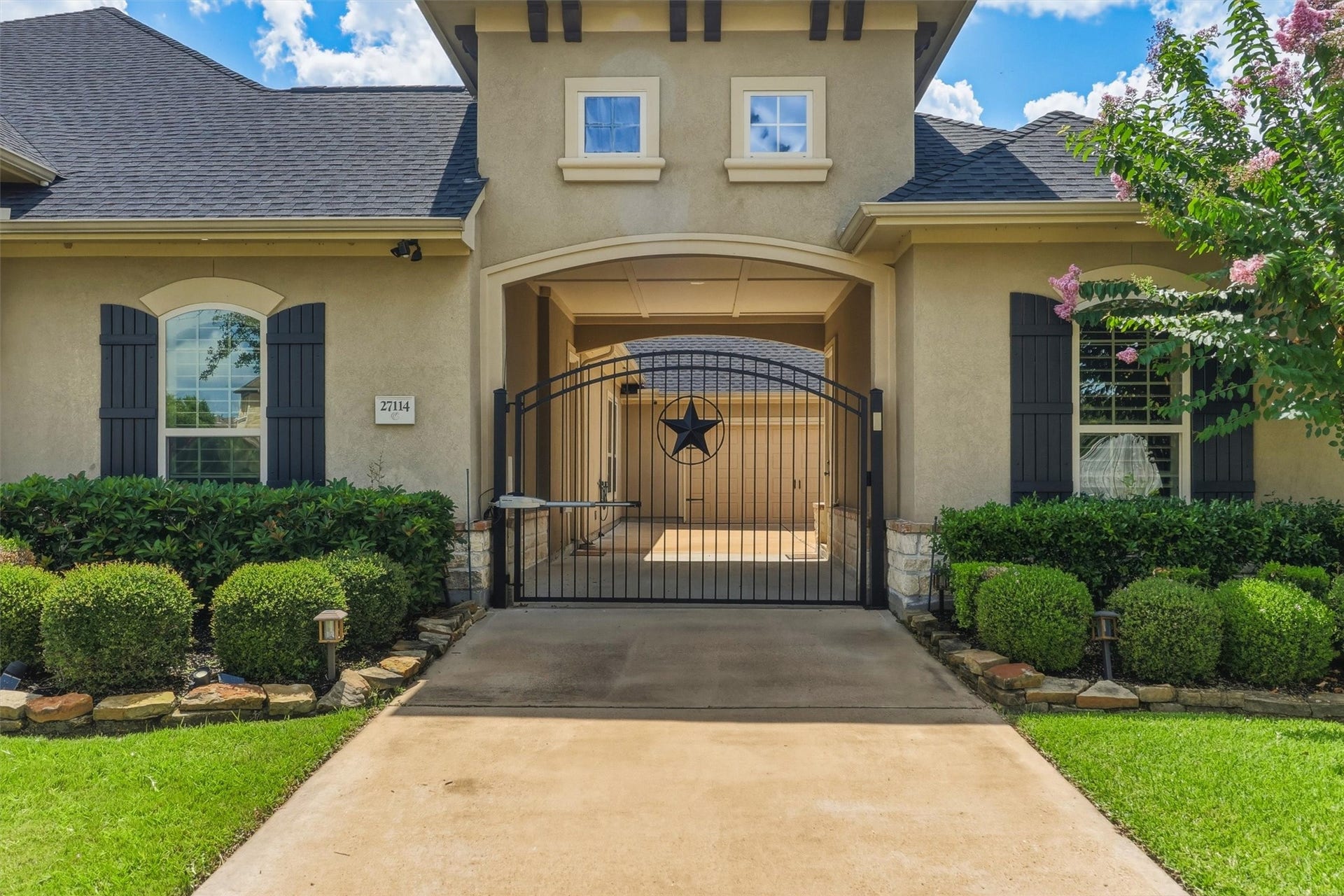 27114 Ashford Sky Lane, Katy, TX 77494 Large Porte-cochre leads to the 3 car garage.