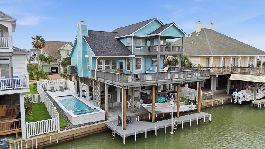 Property photo for 918 Short Reach Drive, Tiki Island, TX