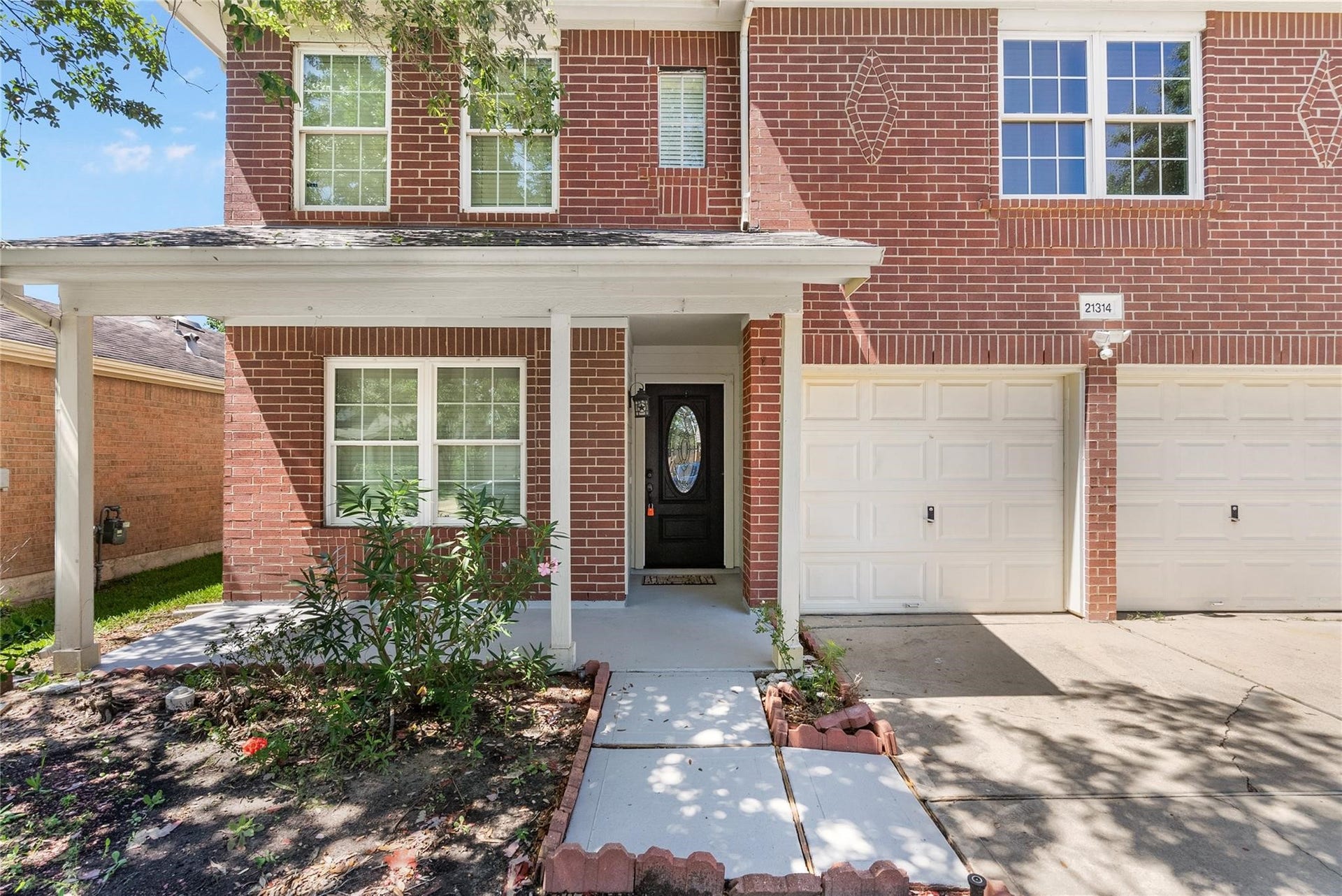21314 Somerset Park Lane, Katy, TX 77450 Paved walkway welcomes your guests home!