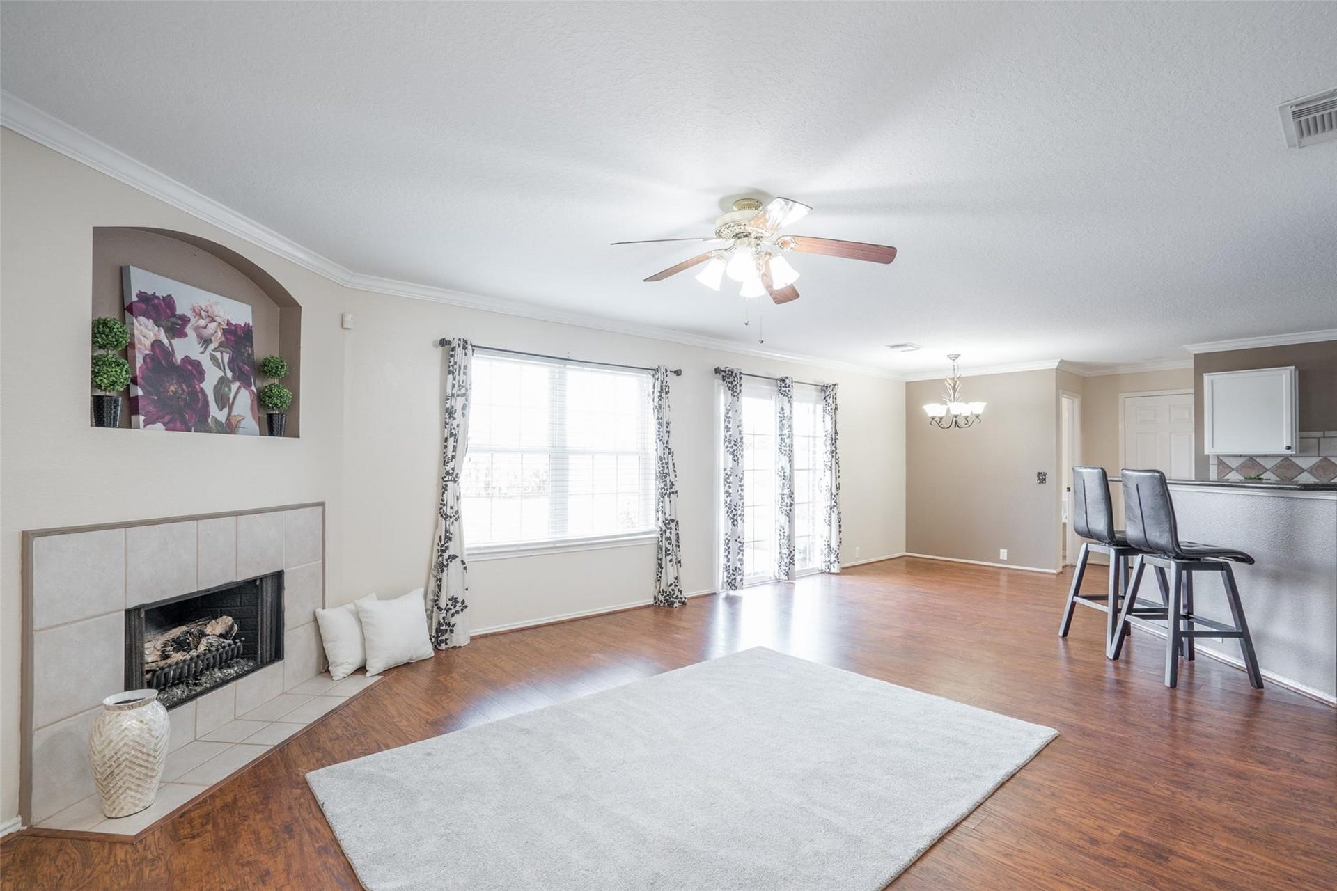 21314 Somerset Park Lane, Katy, TX 77450 Enjoy open concept living at its finest! Beautiful wood-like laminate graces all major living spaces!