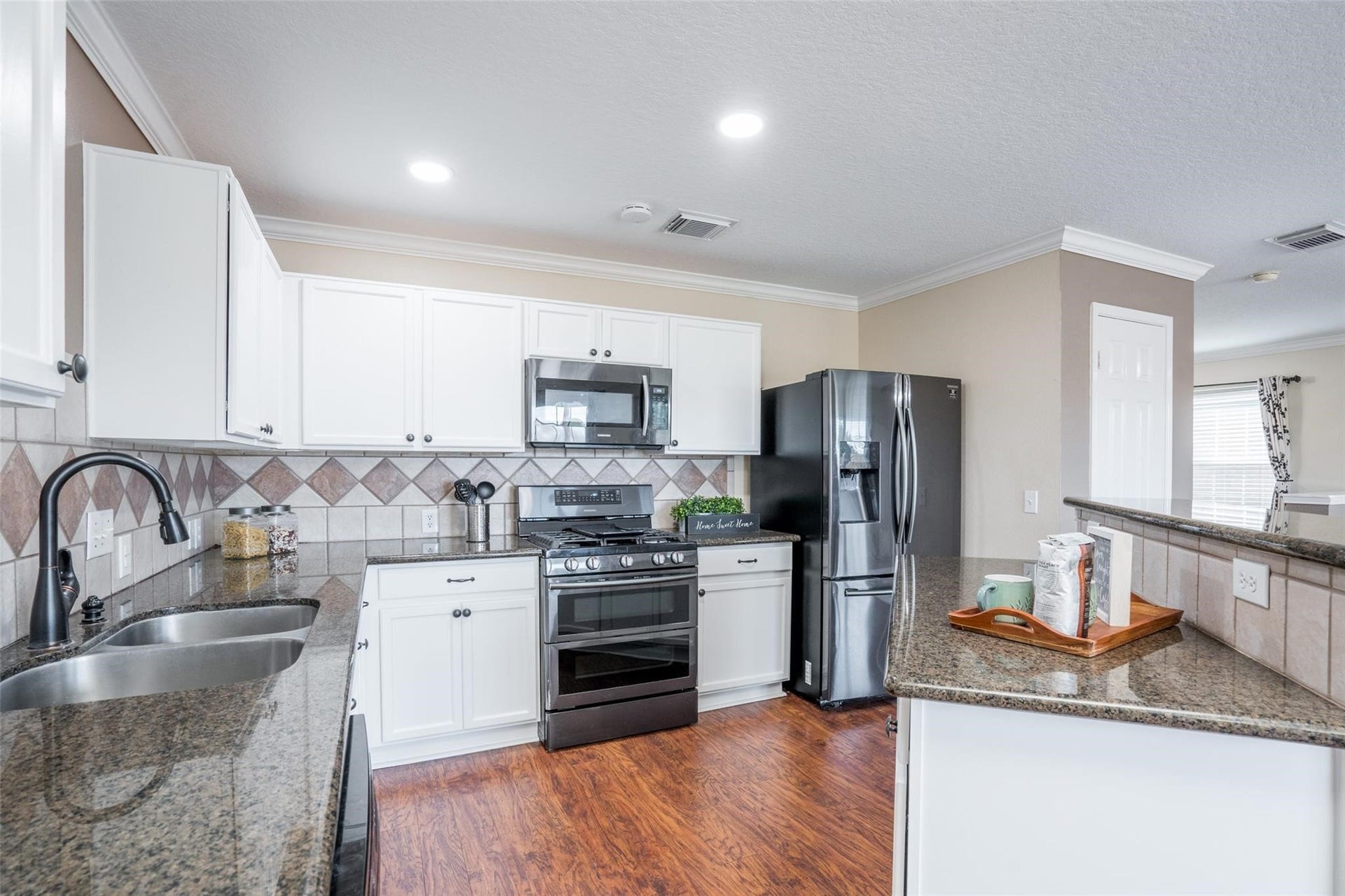 21314 Somerset Park Lane, Katy, TX 77450 Crisp white cabinets and modern appliances are hallmarks of this cozy kitchen! Prep your gourmet meals with plenty of counter space!