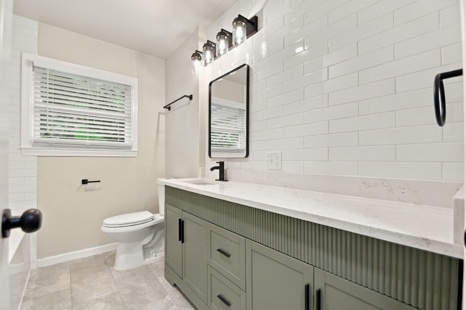 416 21st Avenue N, Texas City, TX 77590 Bathroom