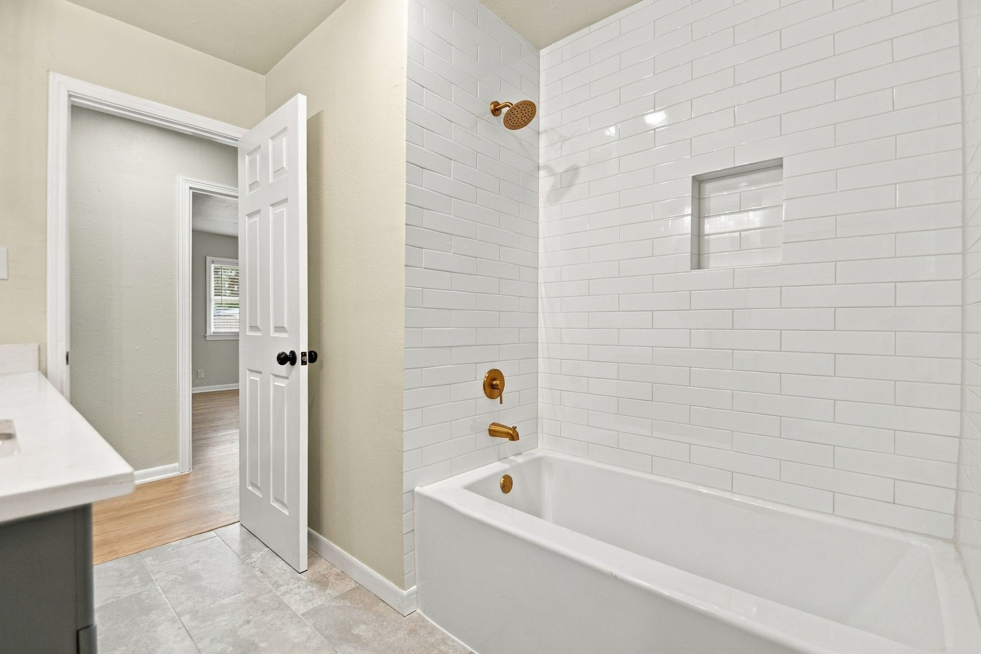 416 21st Avenue N, Texas City, TX 77590 Bathroom