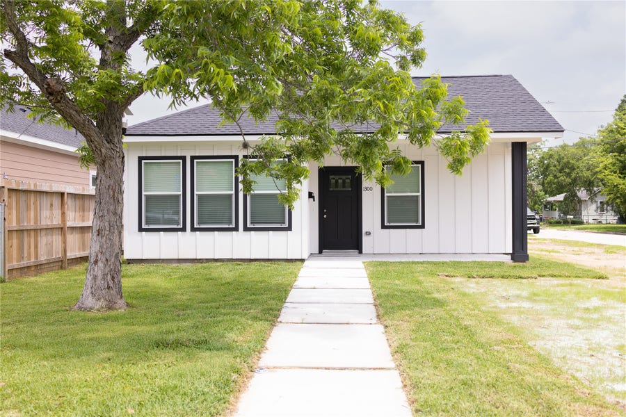 Property photo for 1300 Edison Avenue, Baytown, TX